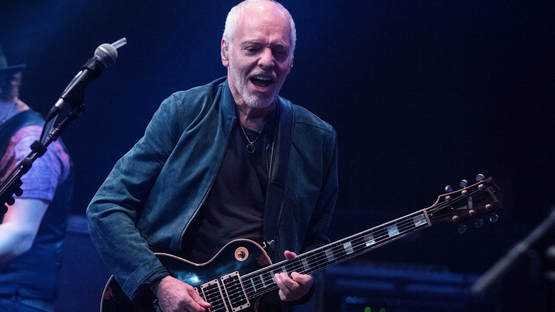 Peter Frampton playing a Gibson guitar on stage HD Wallpaper
