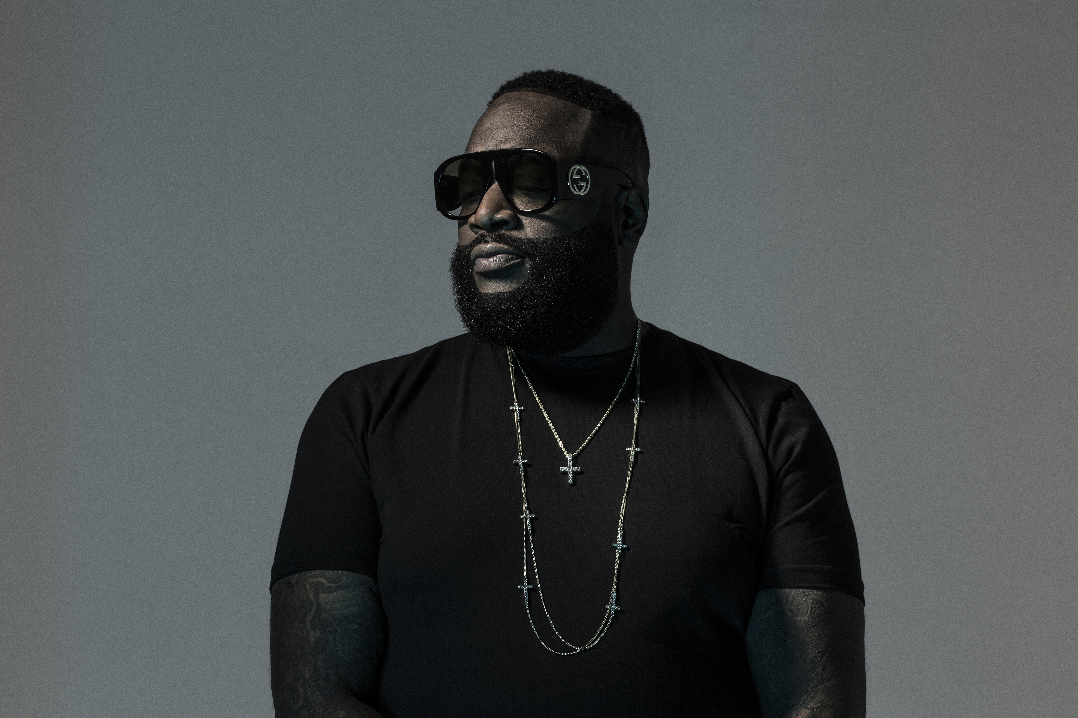 Rick Ross wearing sunglasses and necklaces HD Wallpaper