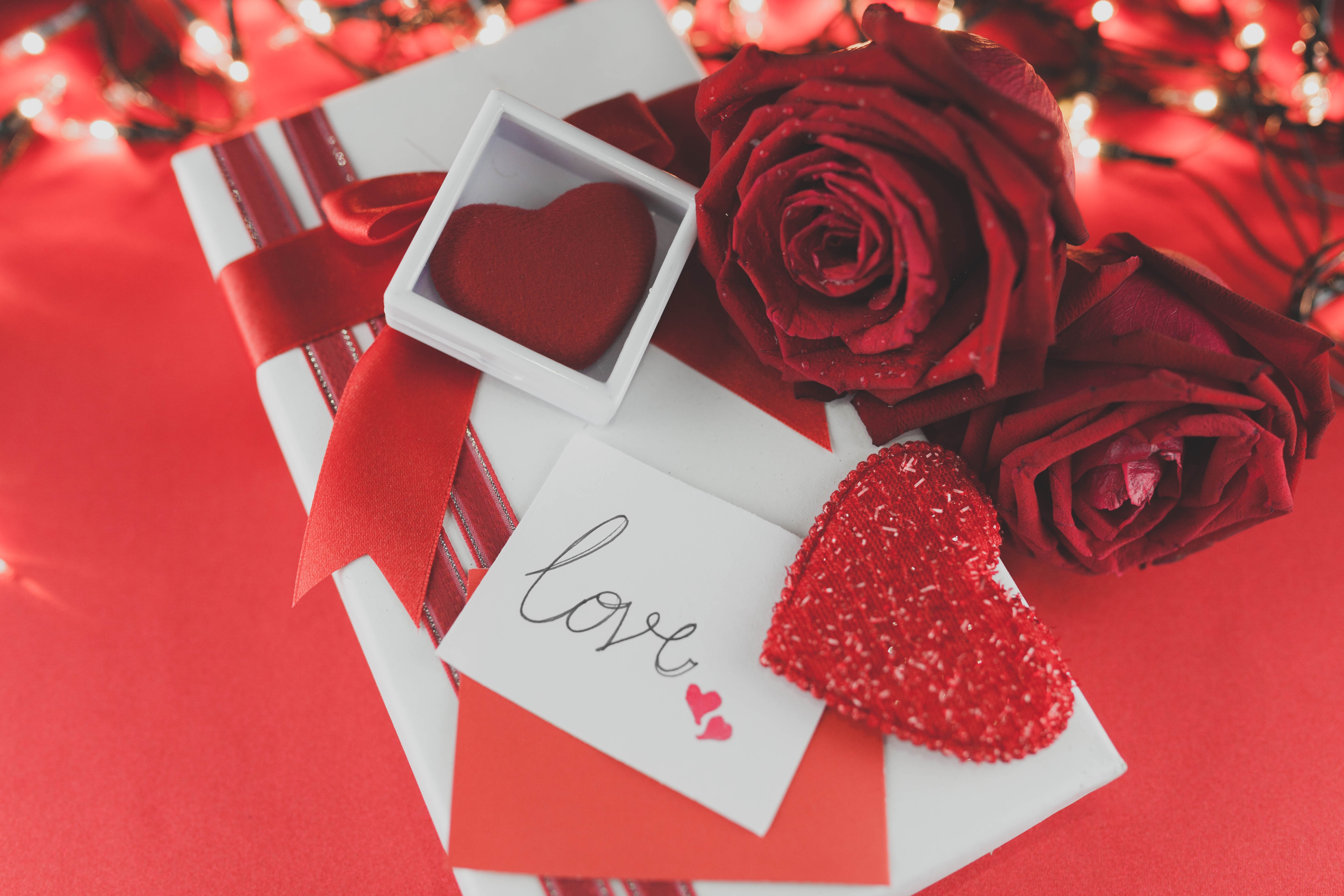 Valentines Day Gift with Roses and Love Card HD Wallpaper