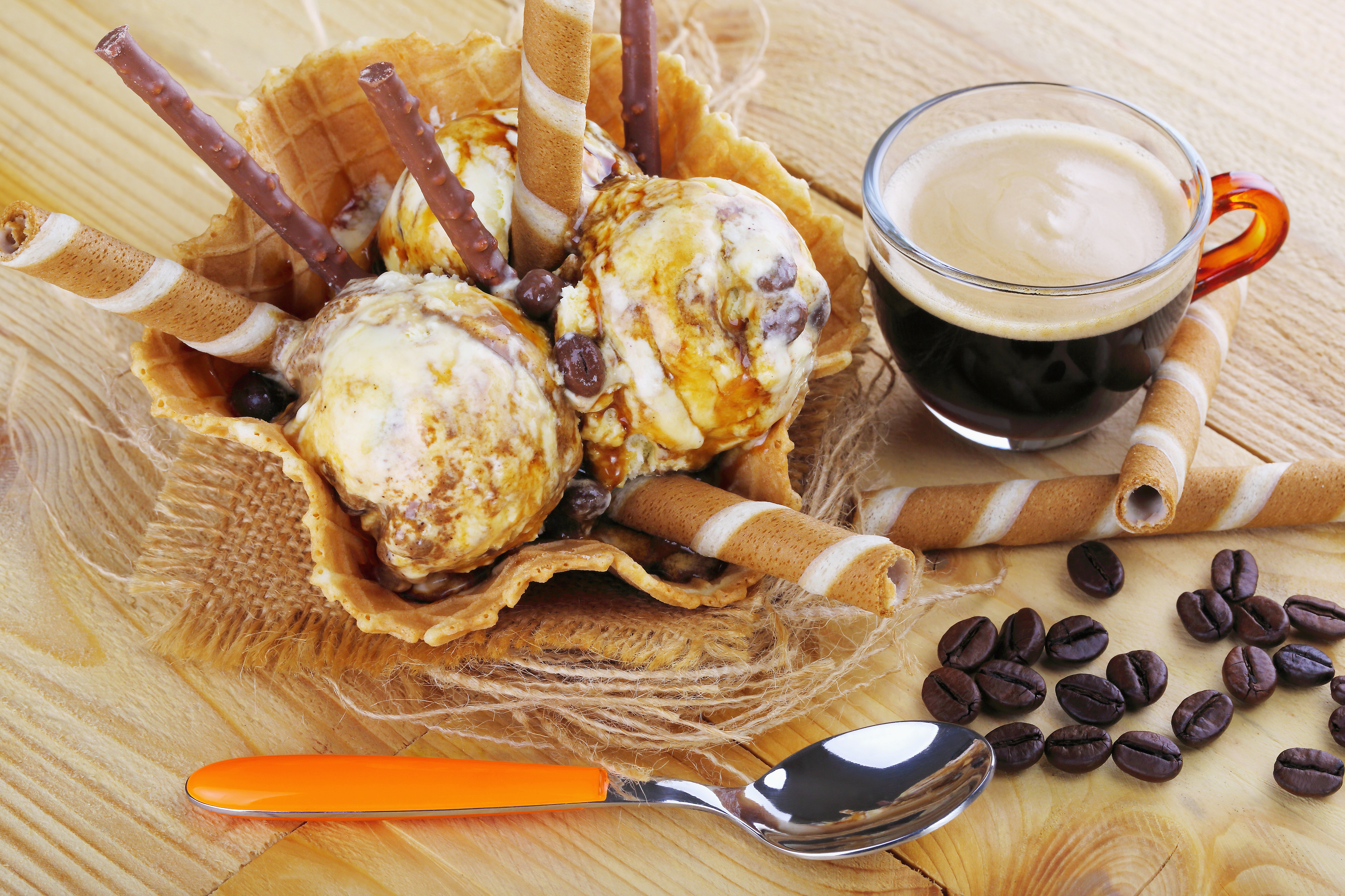 Ice cream sundae with coffee and coffee beans HD Wallpaper
