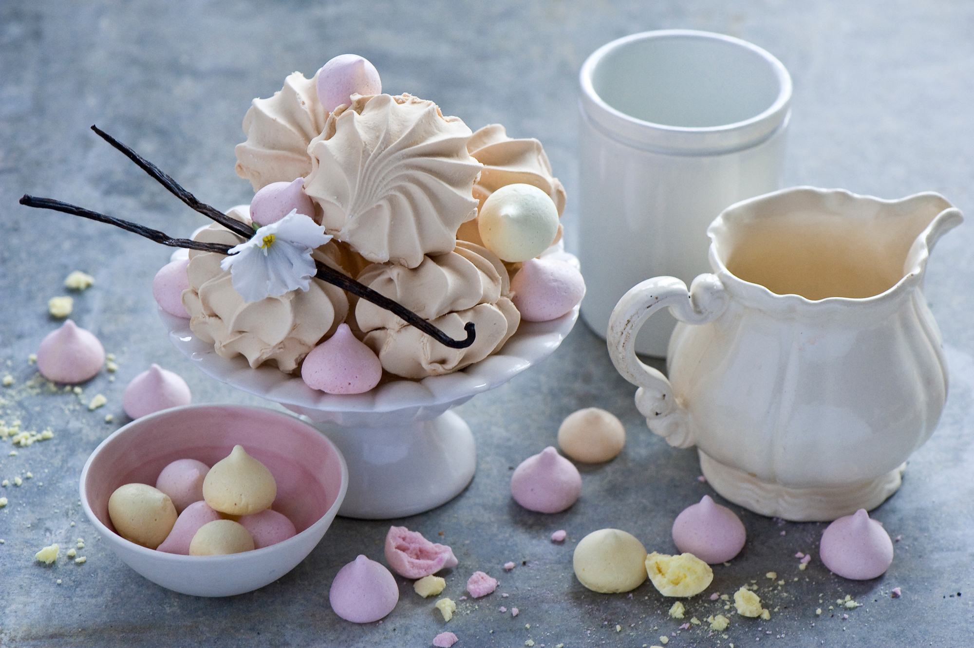 Meringues on a cake stand with vanilla beans HD Wallpaper
