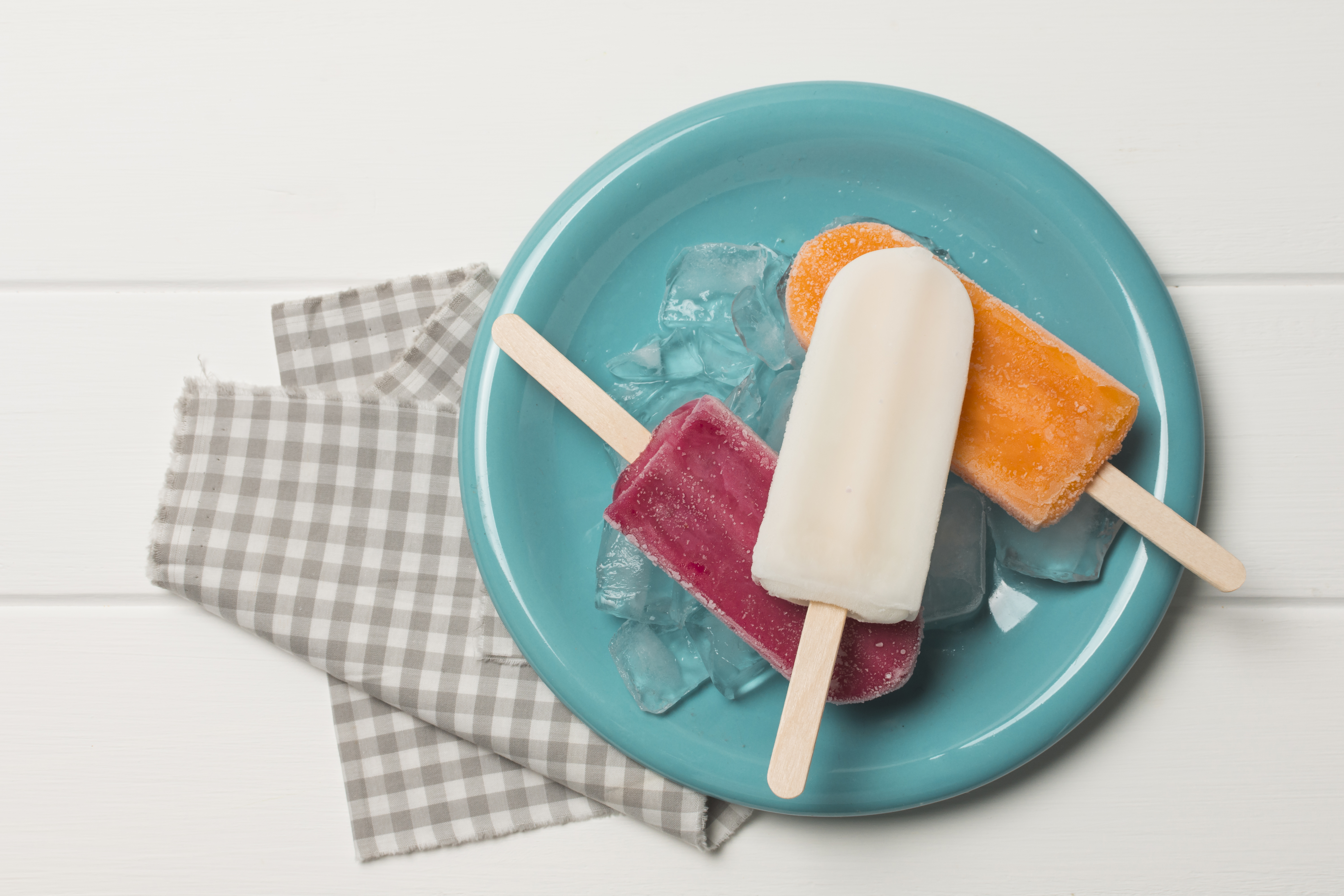 Three popsicles on a blue plate with ice HD Wallpaper