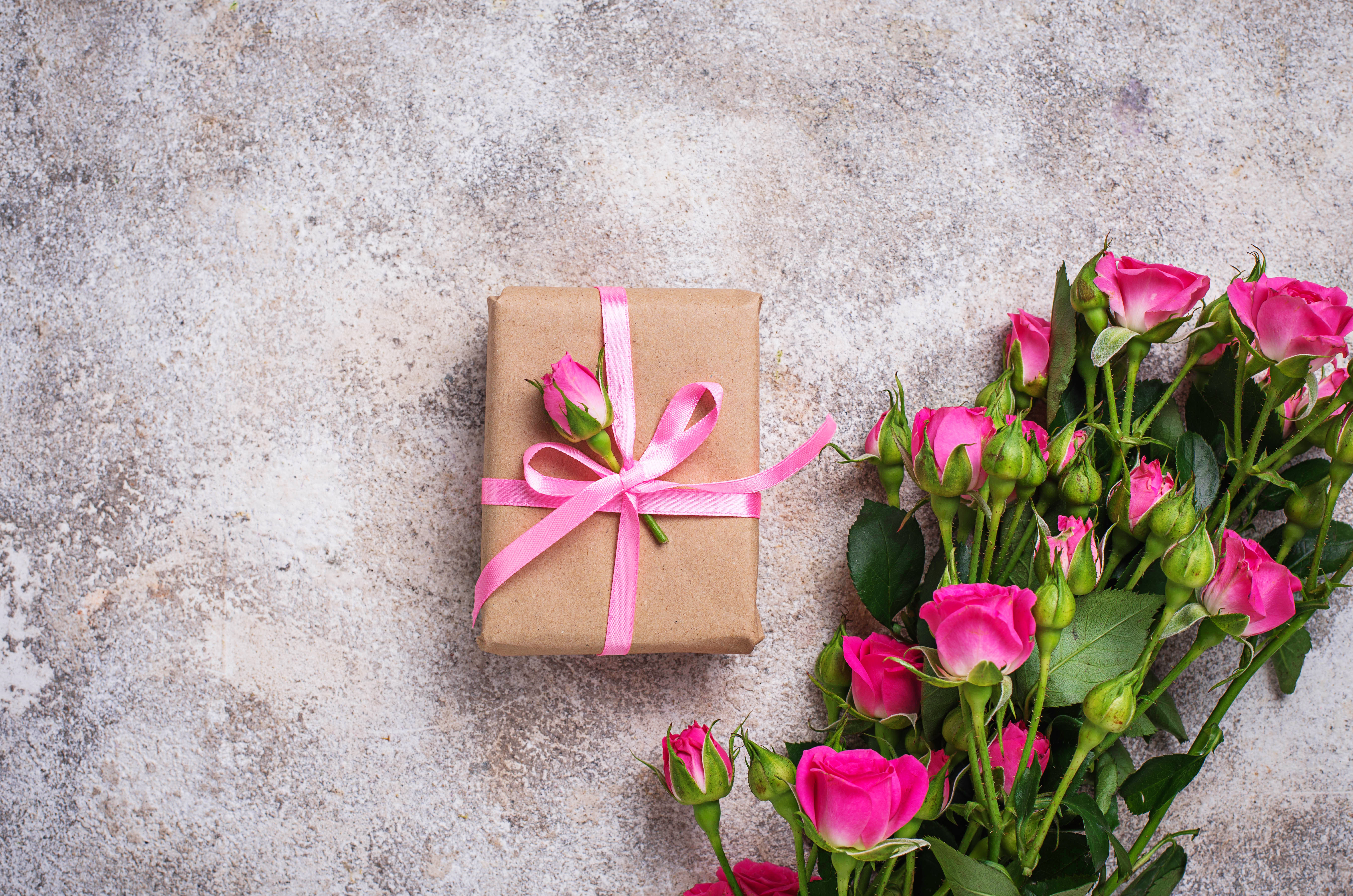 Gift box with pink roses and ribbon 4K HD Wallpaper