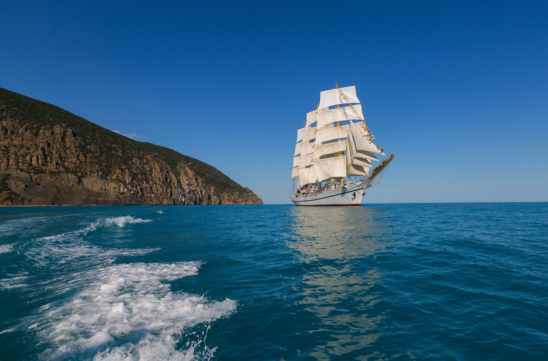 Tall ship sailing on a clear blue sea HD Wallpaper