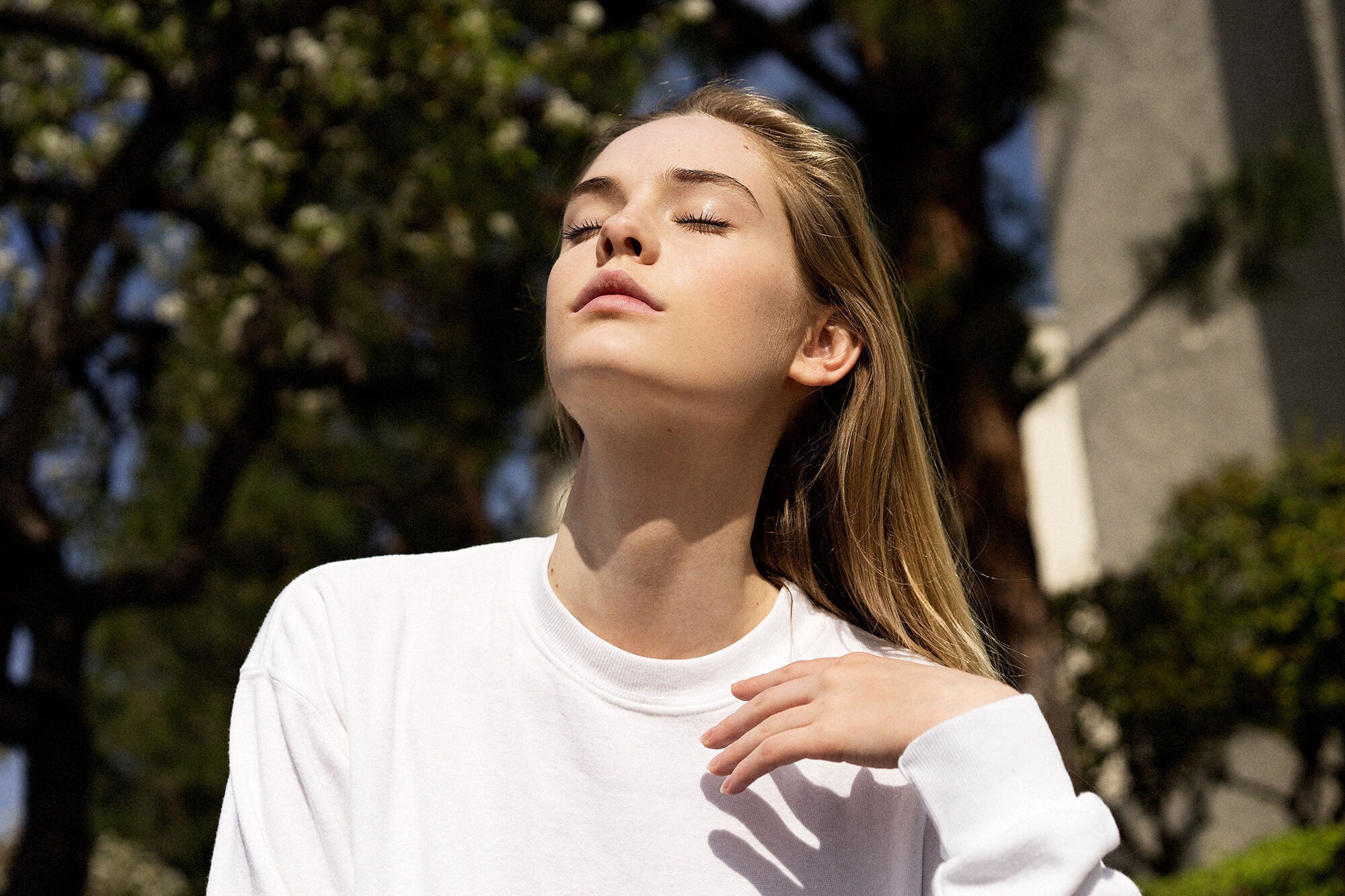 Woman with eyes closed in sunlight HD Wallpaper