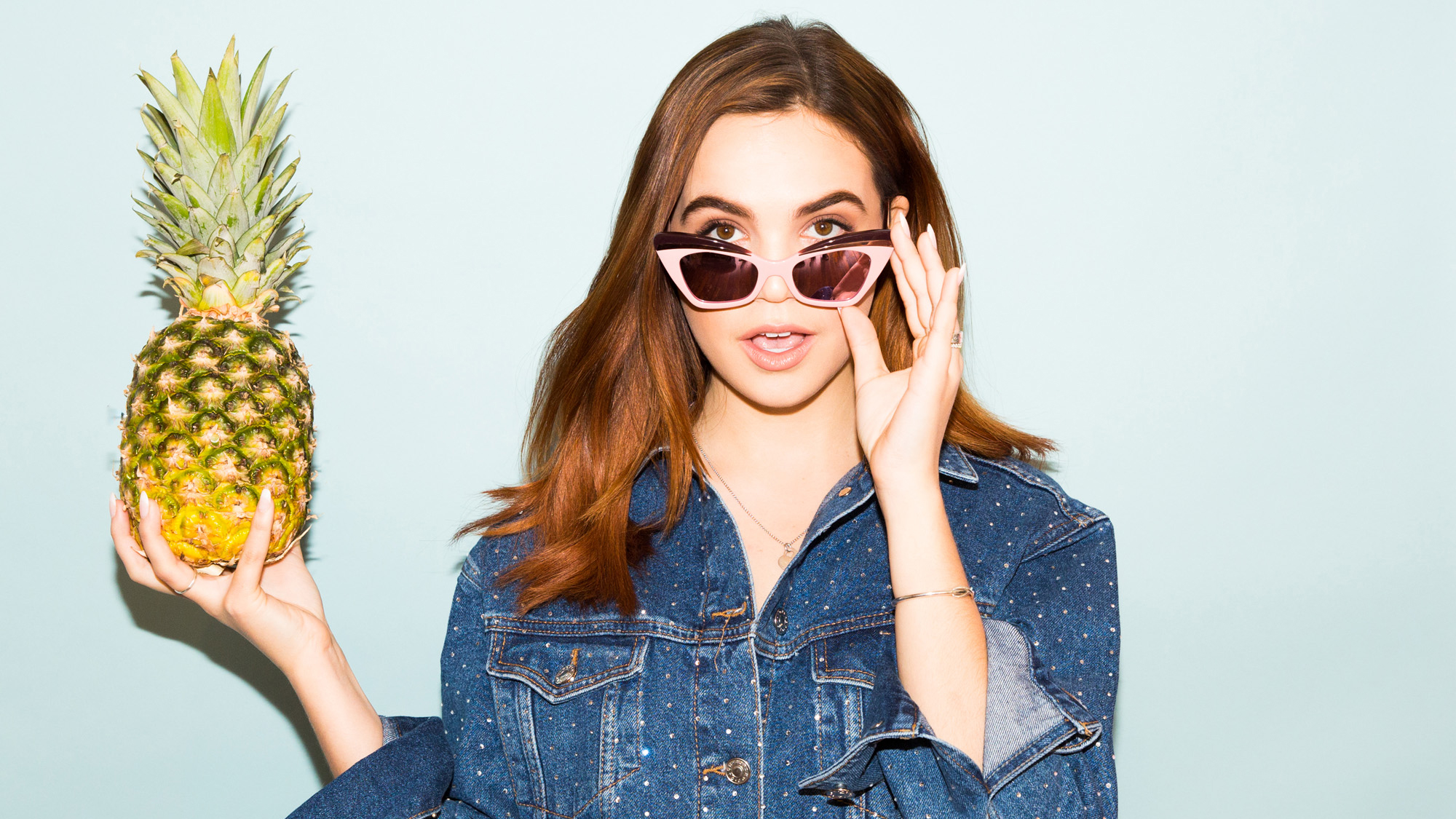 Bailee Madison with a pineapple HD Wallpaper