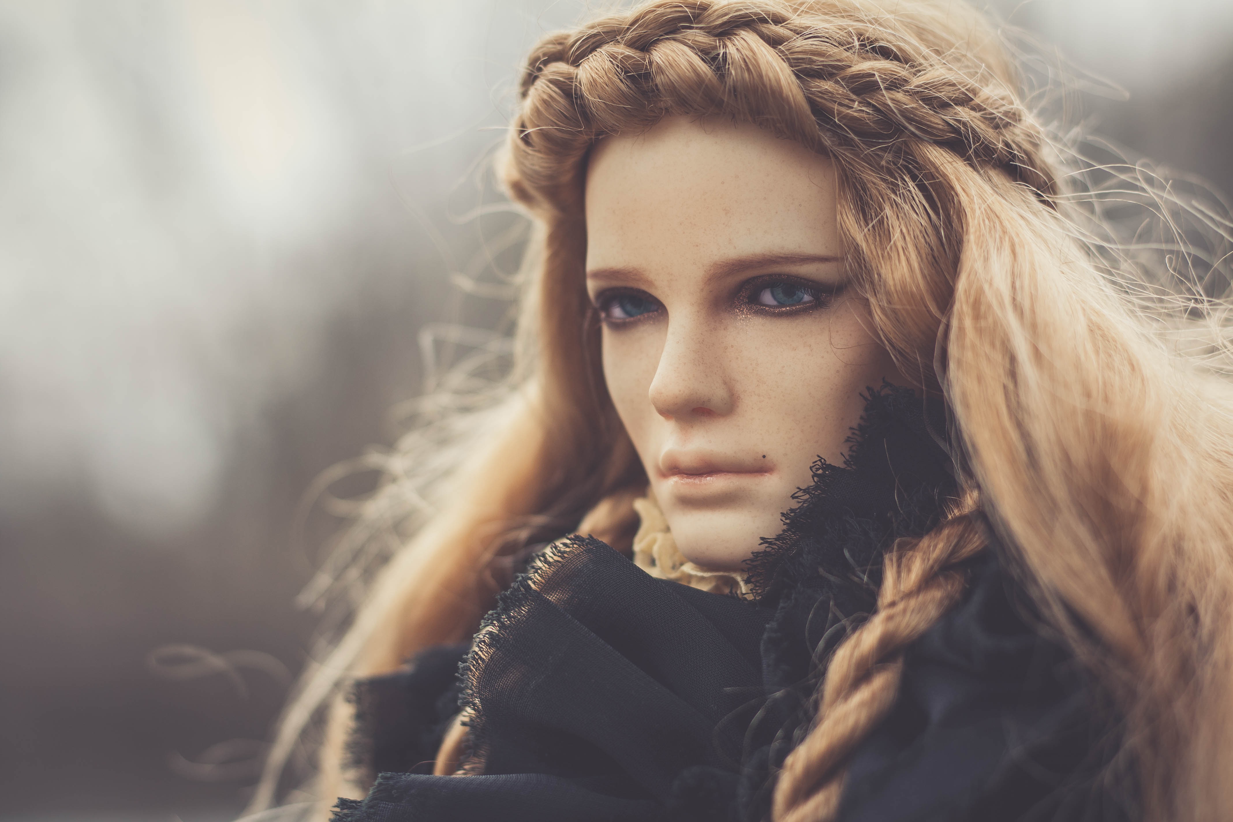 Model 4K with braided blonde hair HD Wallpaper