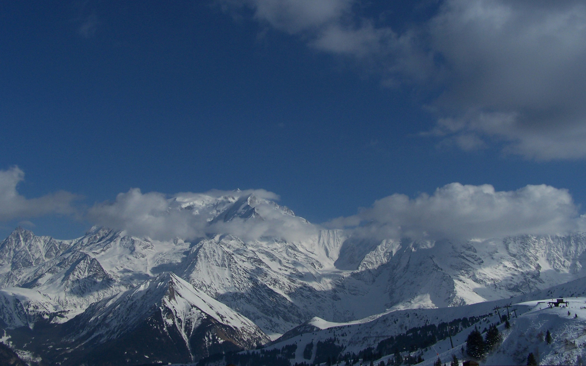 Mont Blanc massif viewed from Megève ski resort HD Wallpaper