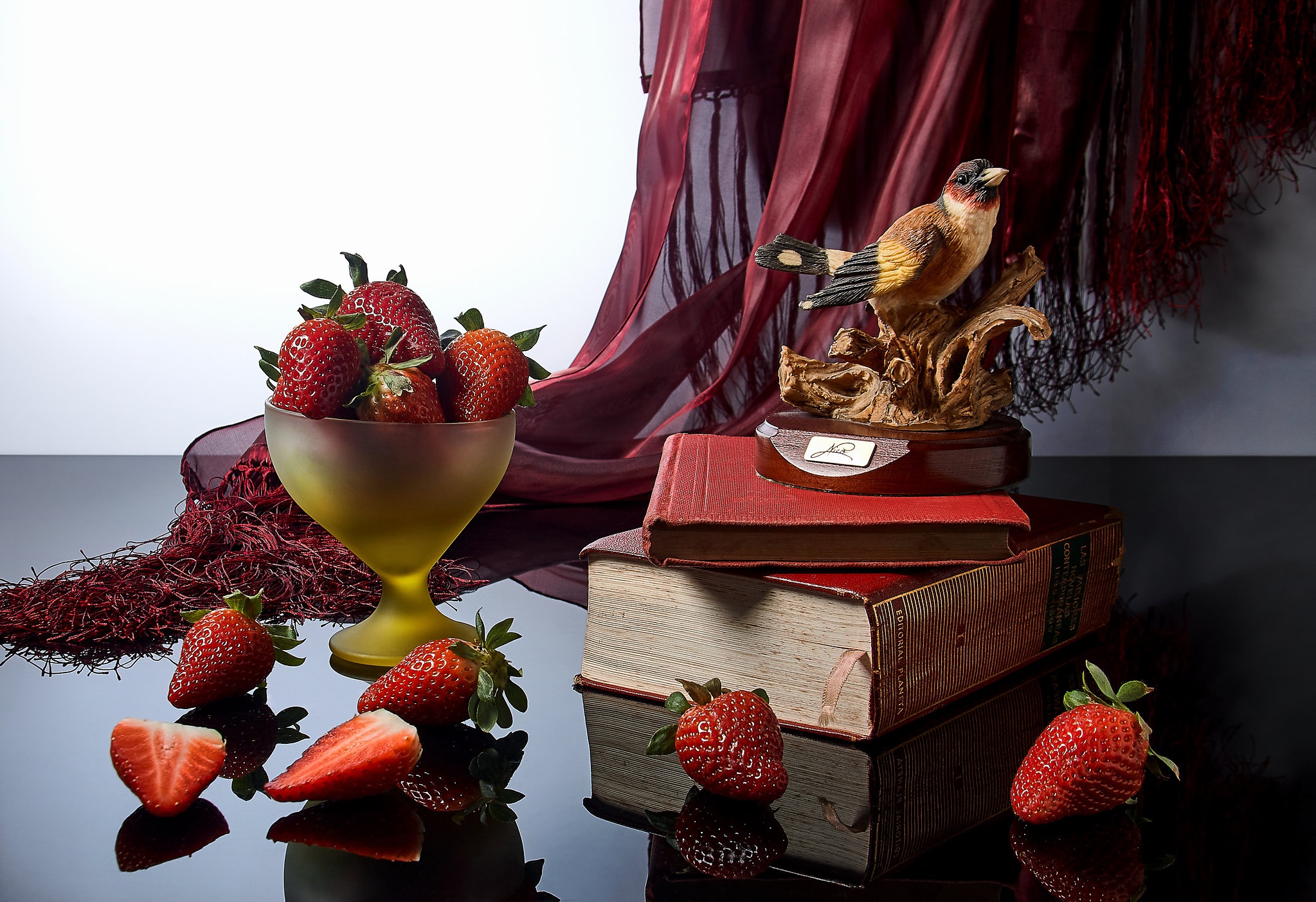 Still life with strawberries and bird figurine HD Wallpaper