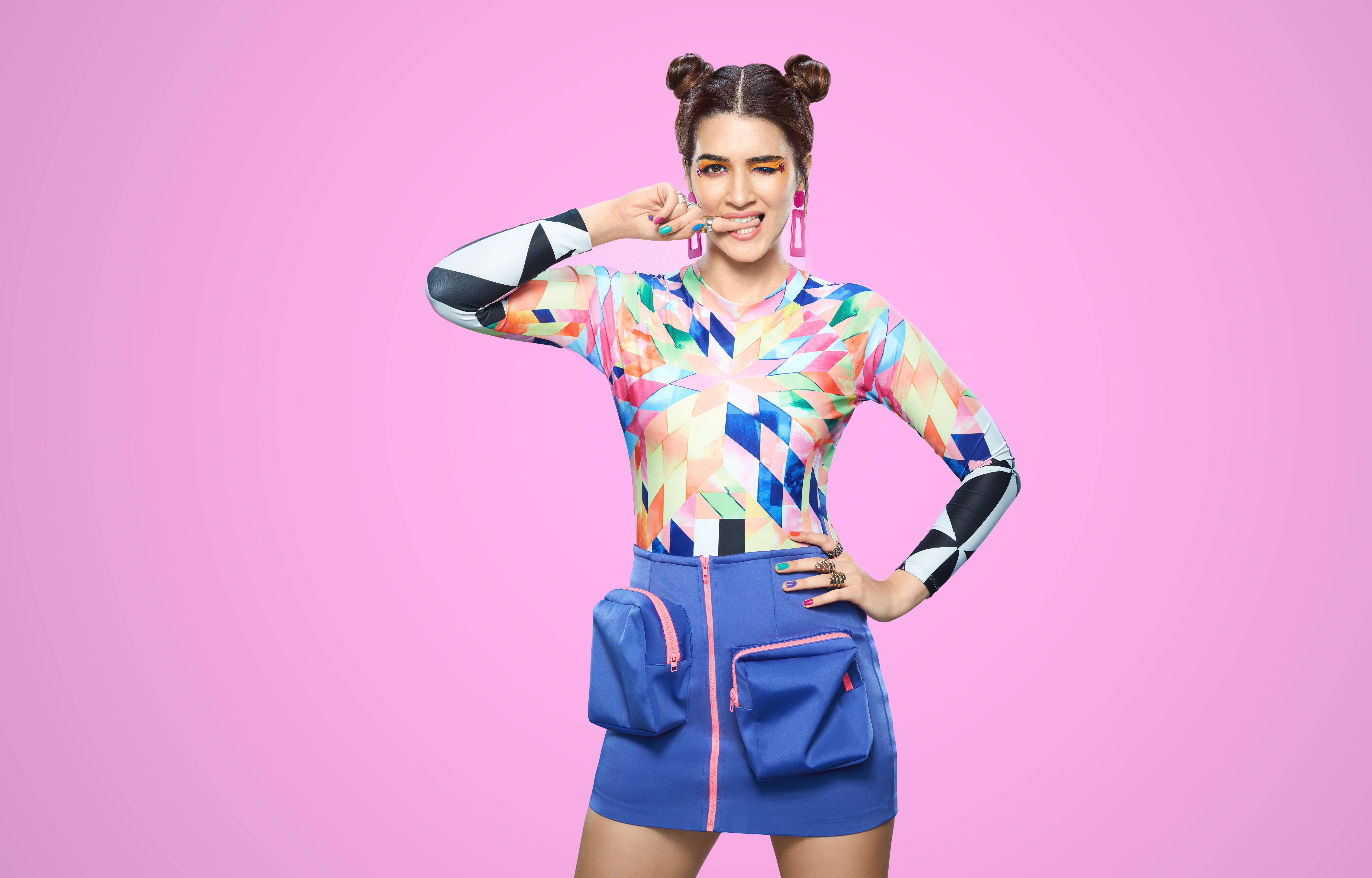 Kriti Sanon in colorful top and blue skirt HD Wallpaper