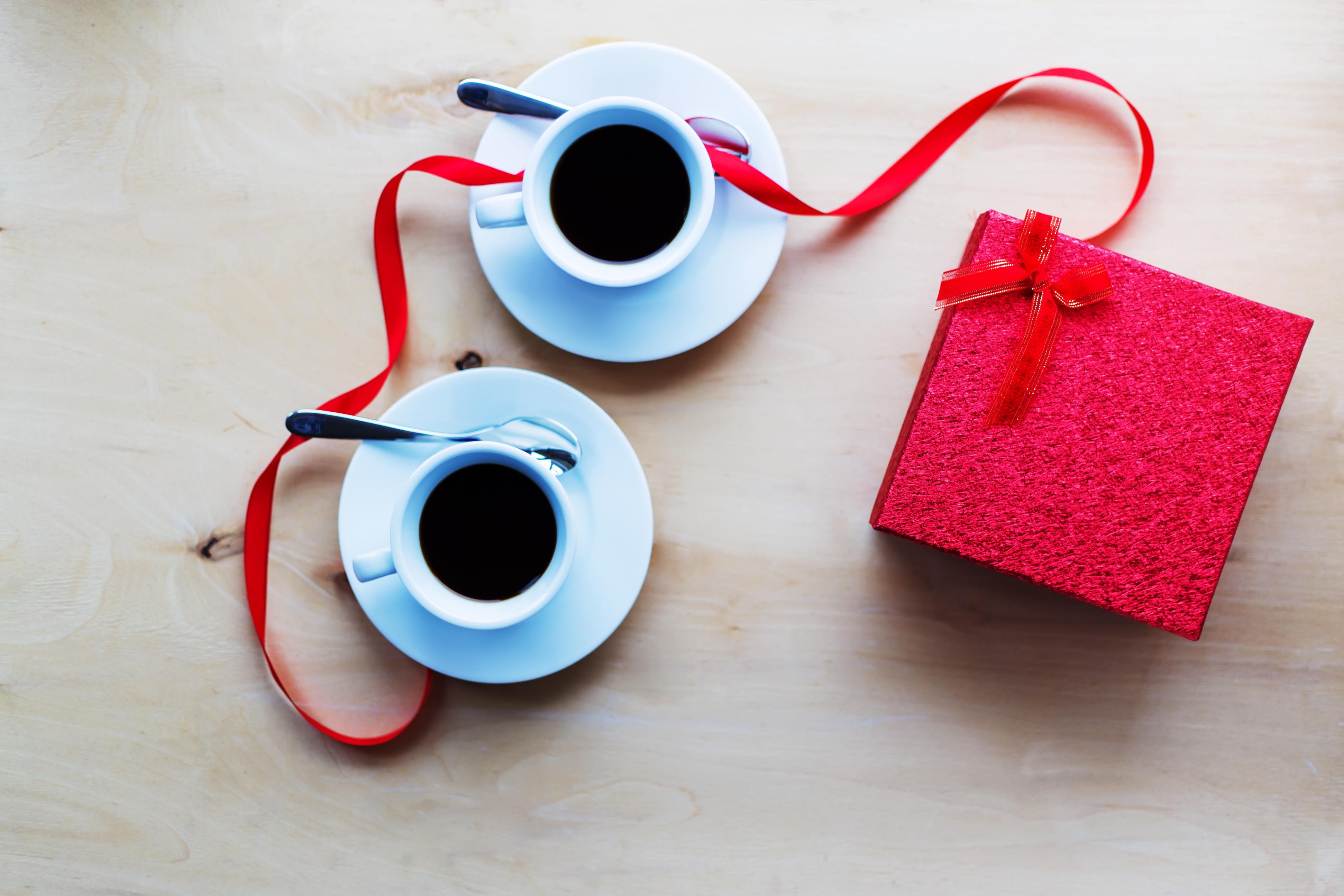 Two cups of coffee and a gift with red ribbon HD Wallpaper