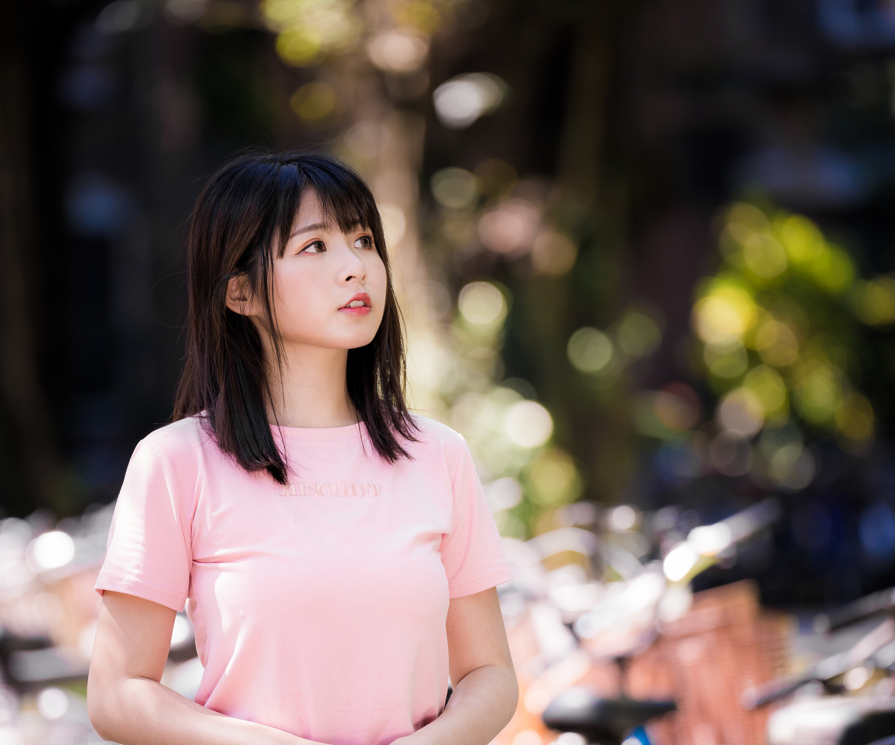 Asian woman with black hair wearing a pink t-shirt HD Wallpaper