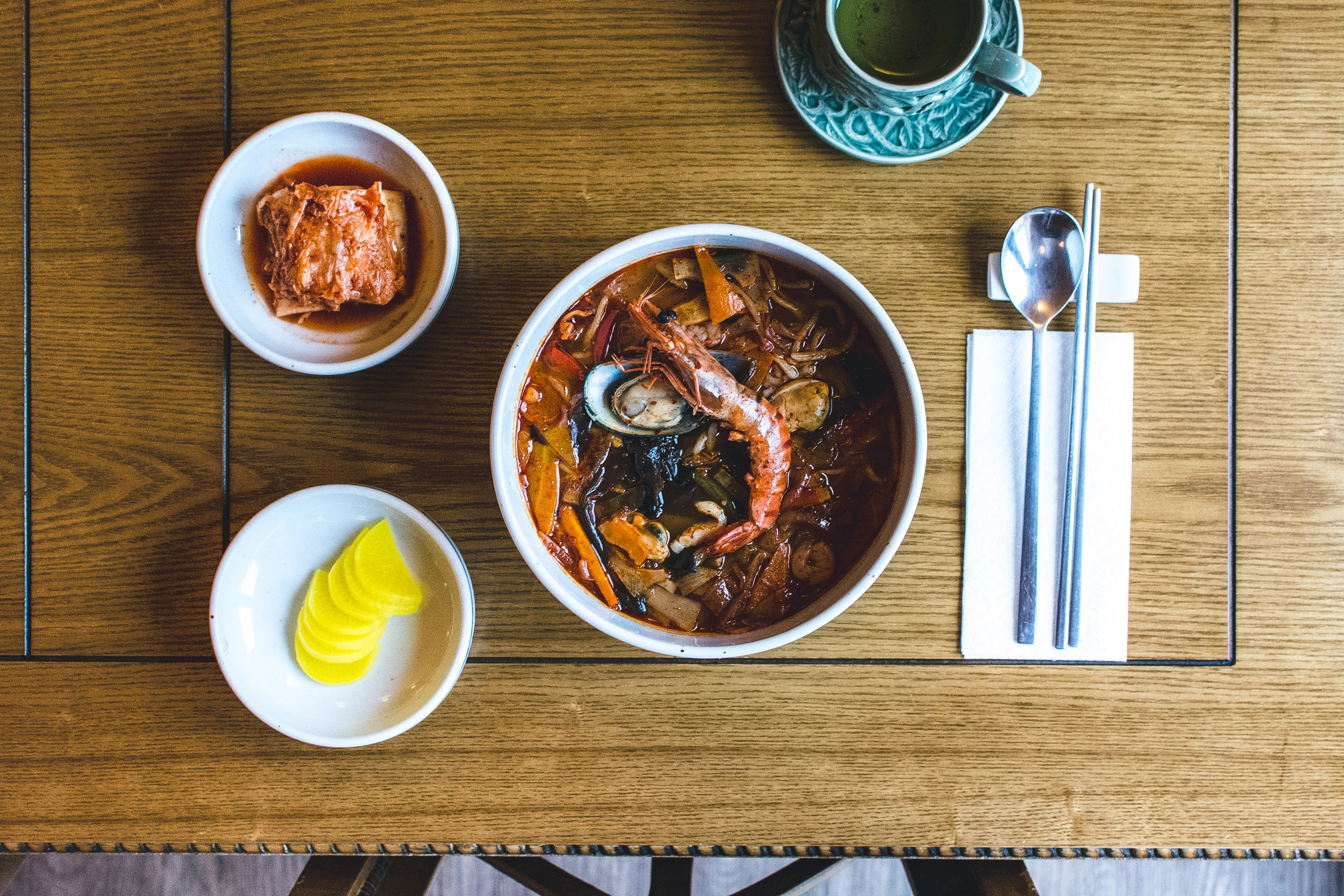 Korean spicy seafood soup with king prawns HD Wallpaper
