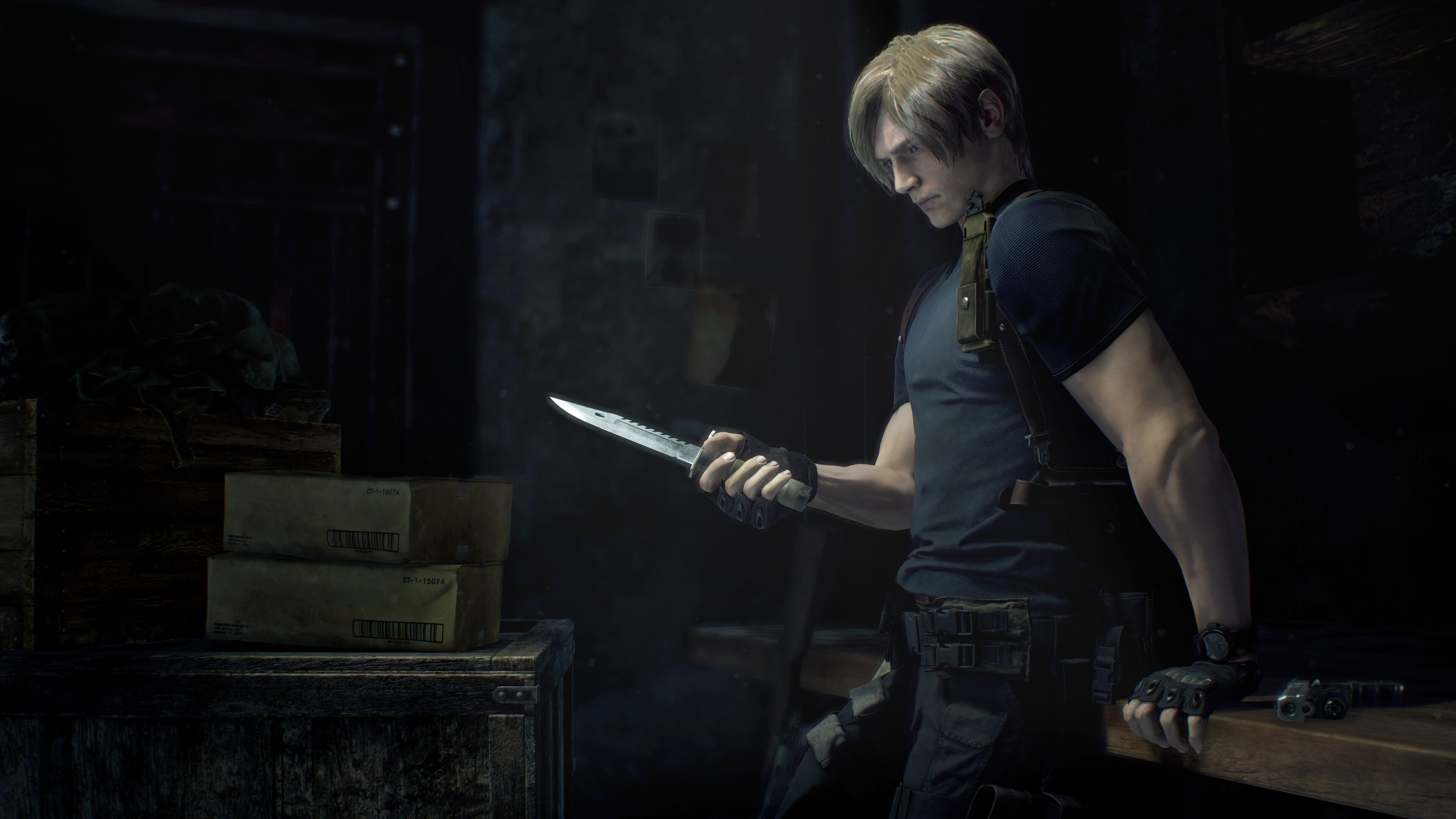 Leon S. Kennedy holding a knife in Resident Evil 4 4K HD Wallpaper