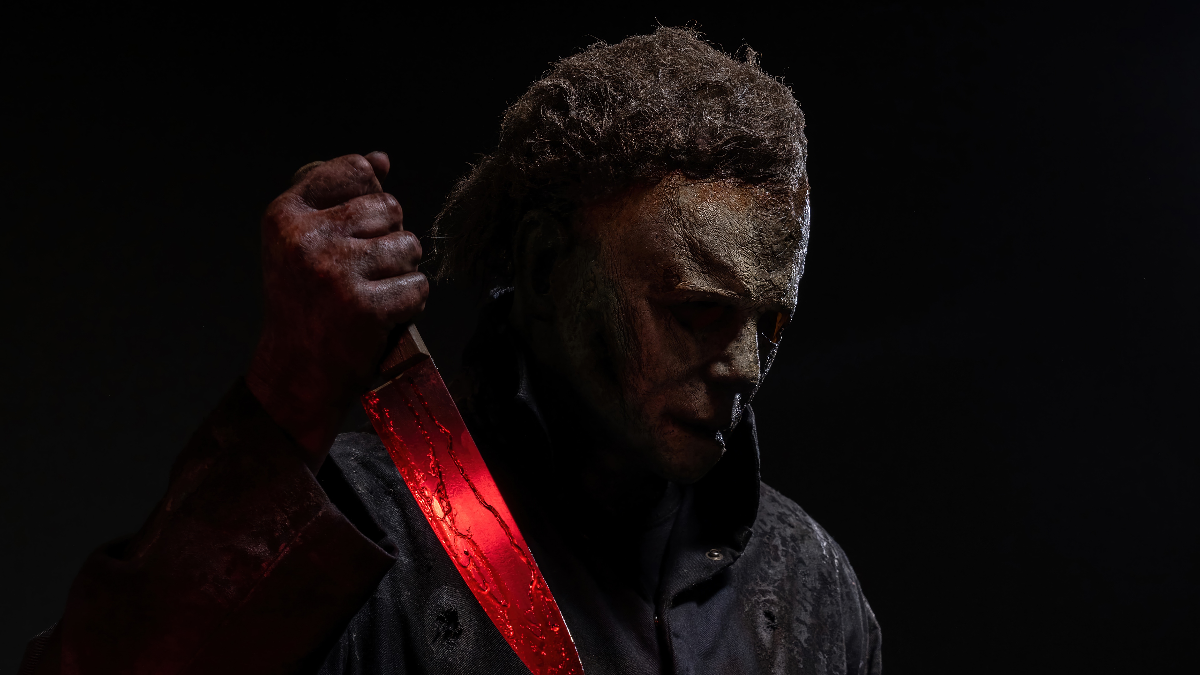 Michael Myers holding a bloody knife in Halloween Ends 4K HD Wallpaper