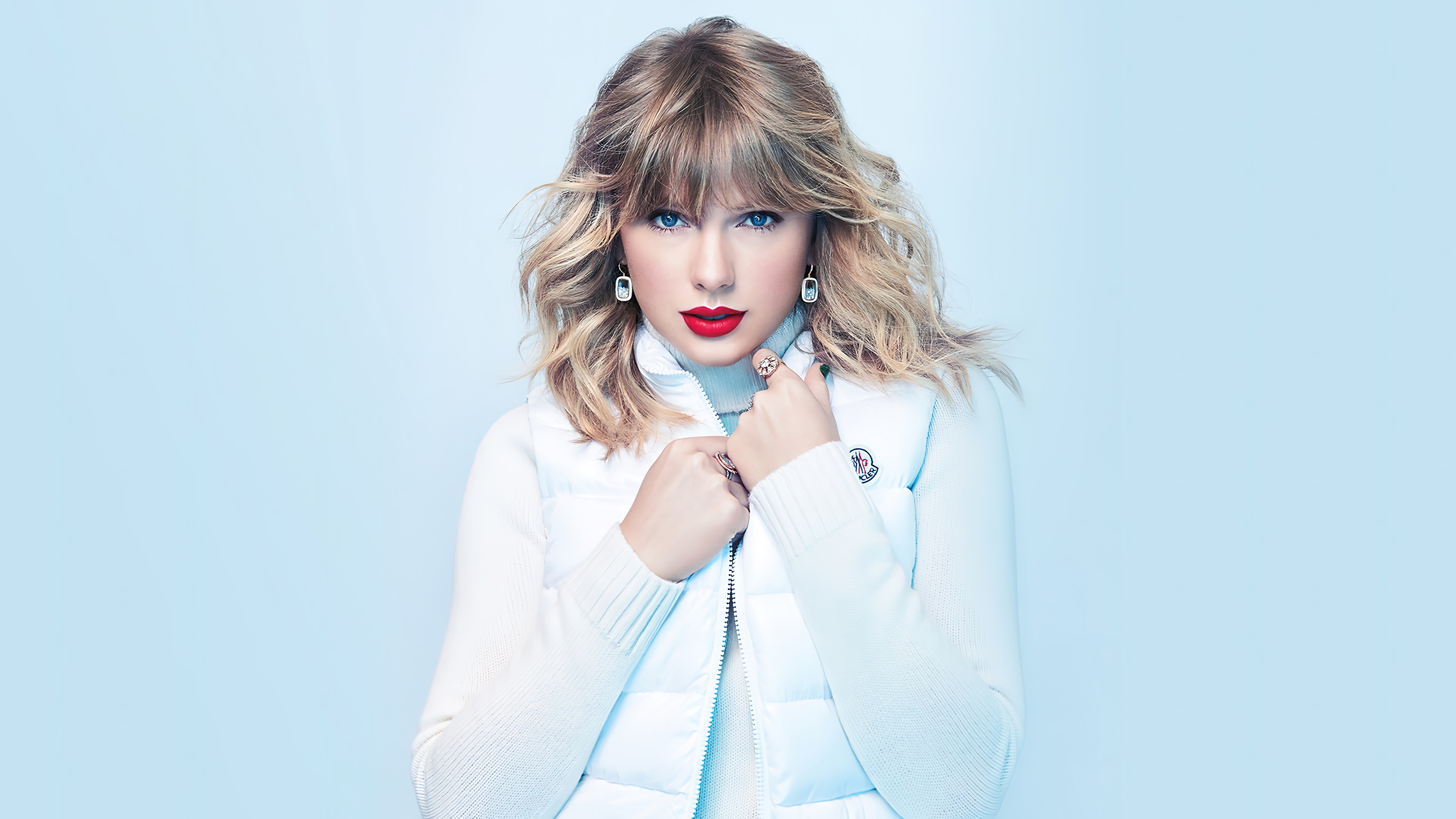 Taylor Swift in white puffer vest and sweater 4K HD Wallpaper