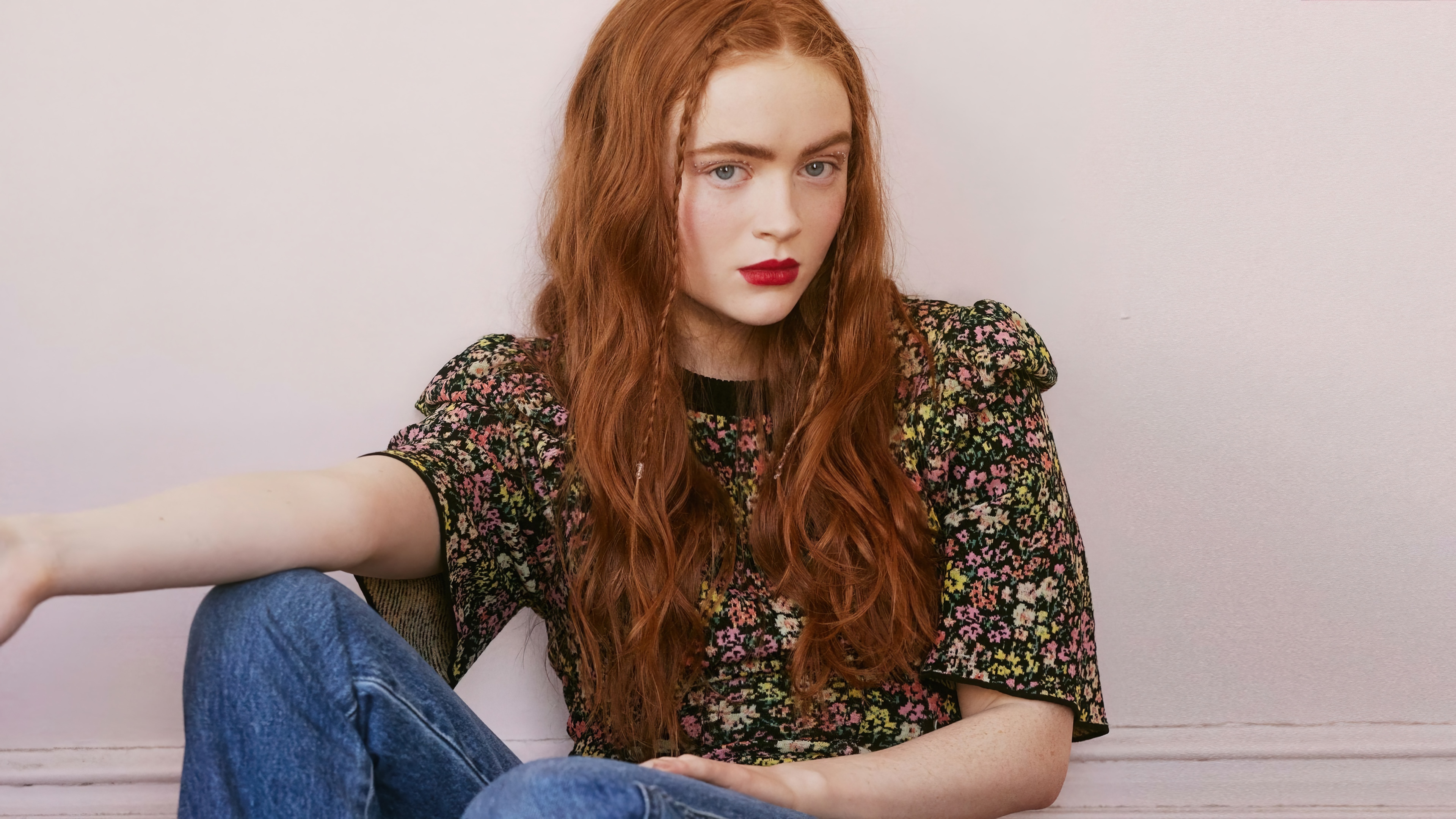 Sadie Sink in floral top and jeans HD Wallpaper