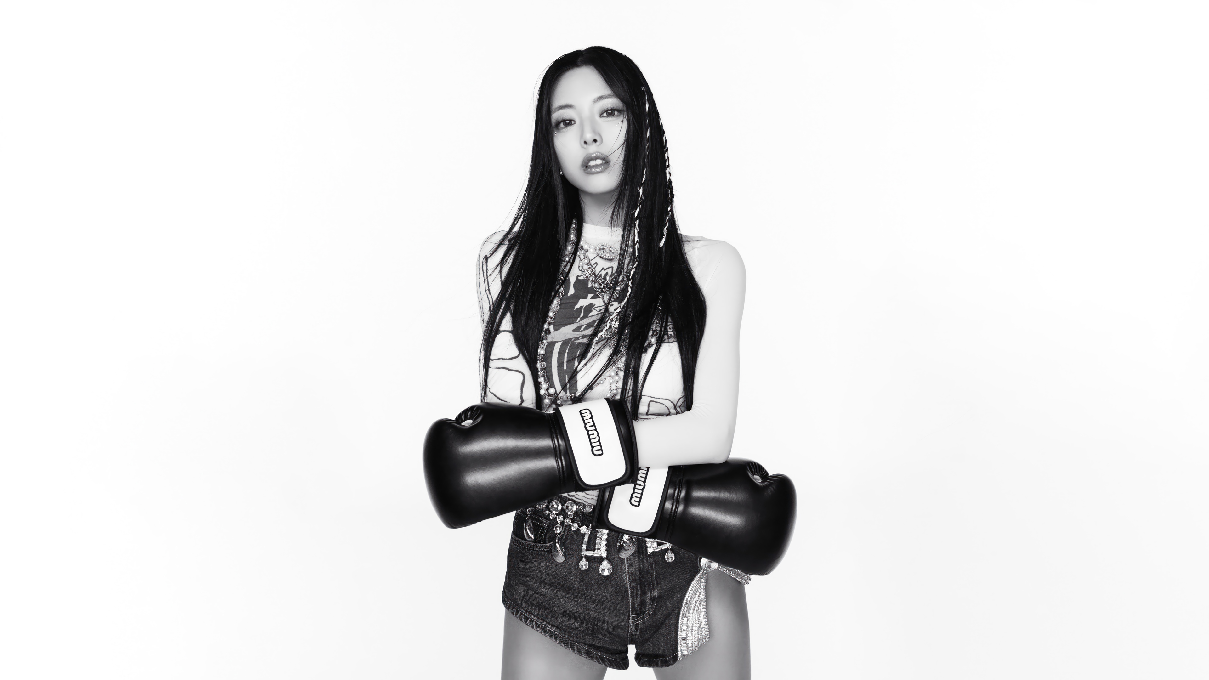 Yuna from ITZY wearing boxing gloves HD Wallpaper