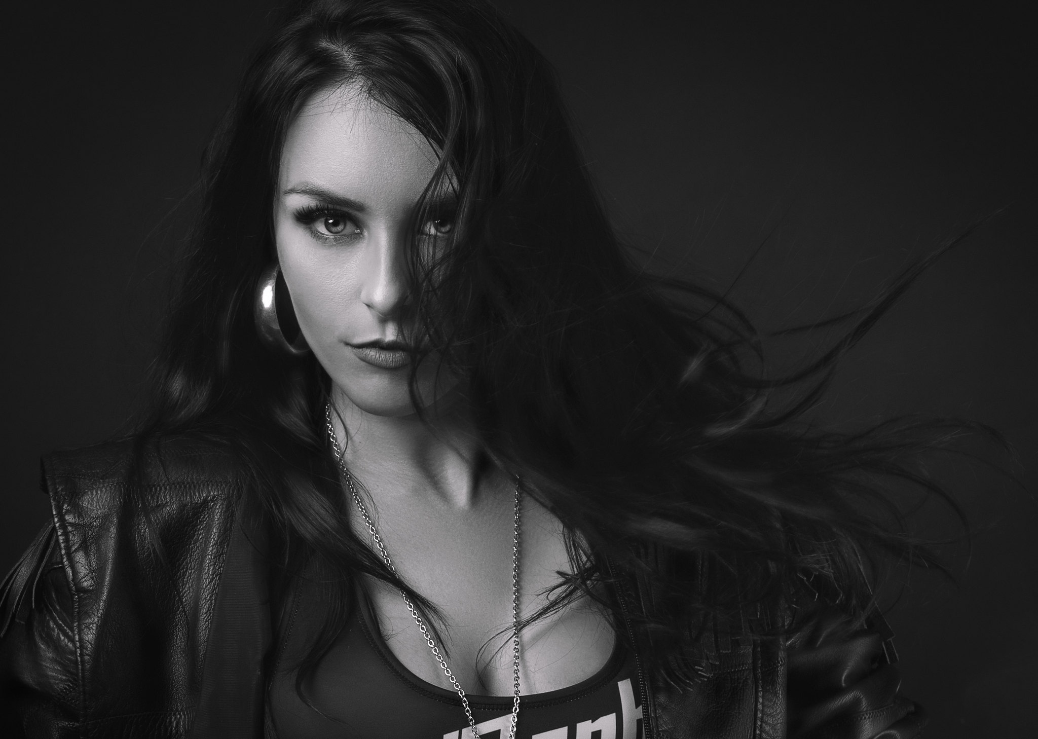 Black and White Portrait of Woman Model HD Wallpaper