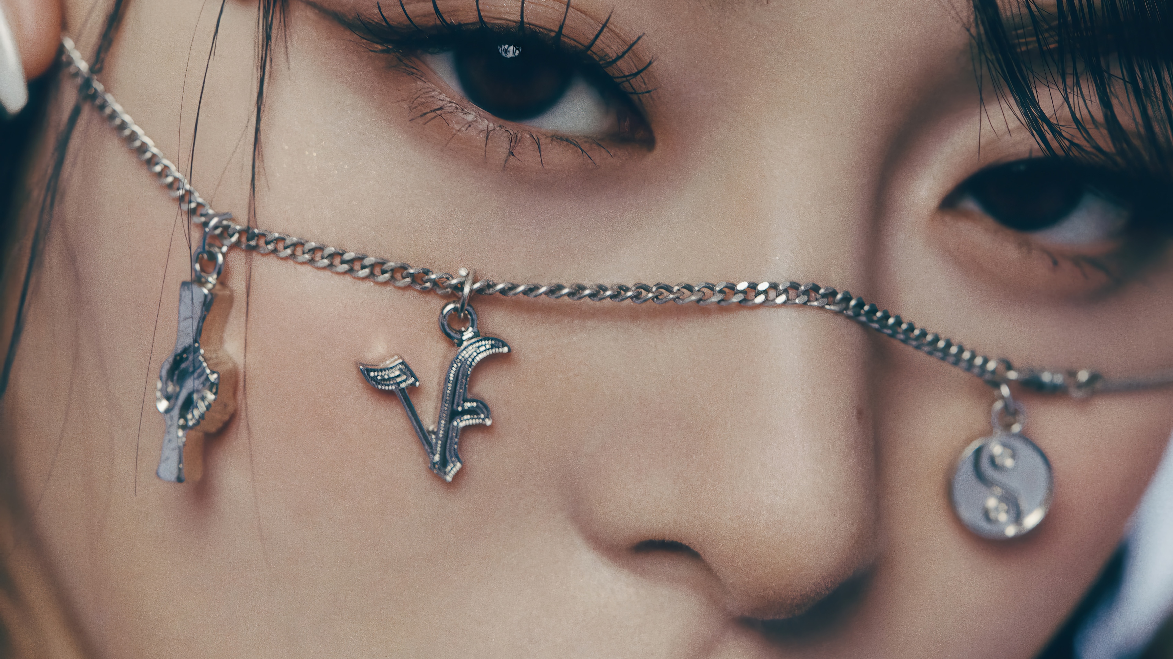 Huh Yun-jin of LE SSERAFIM with chain jewelry HD Wallpaper