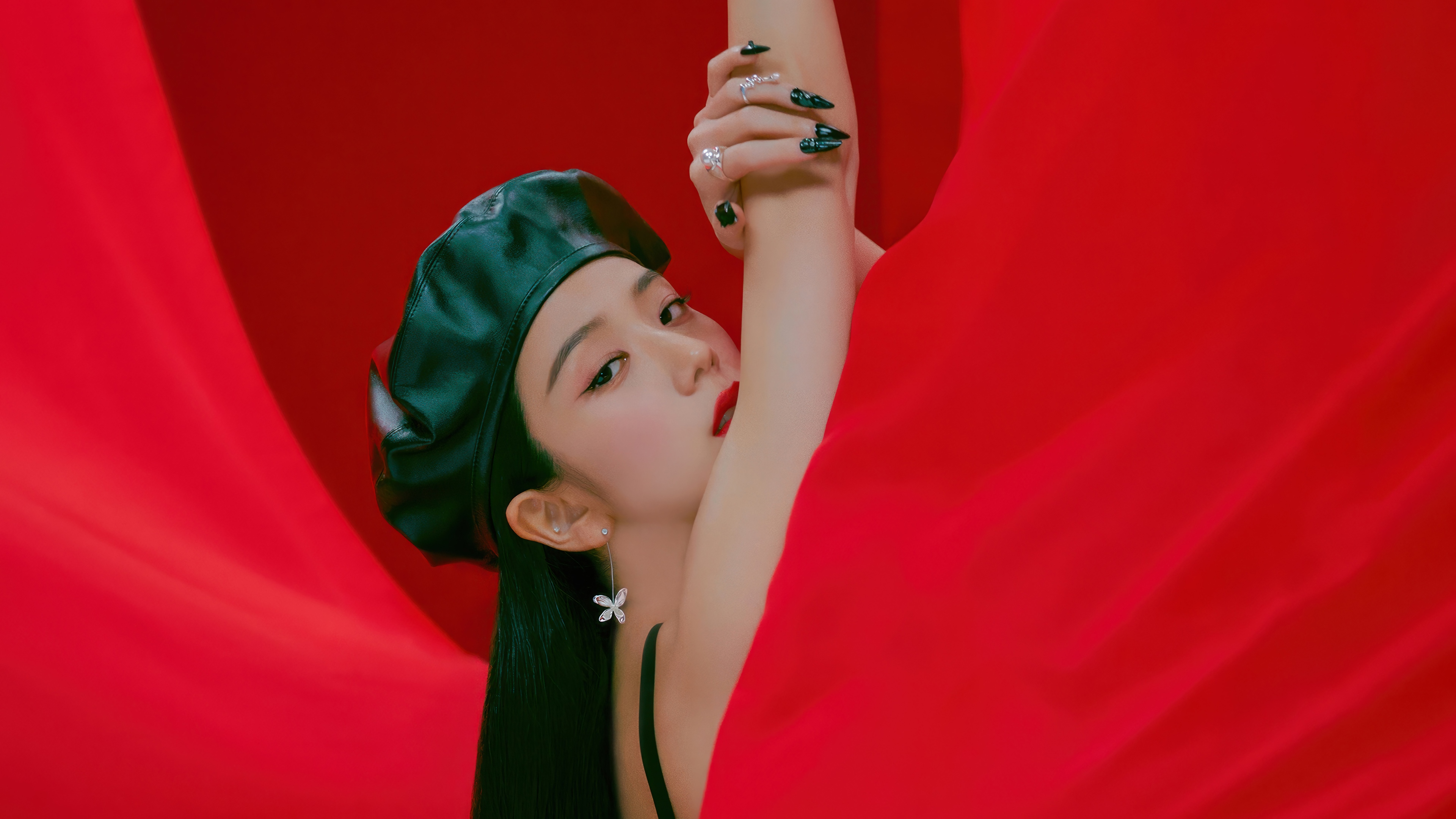 Jisoo in a black beret with red fabric HD Wallpaper