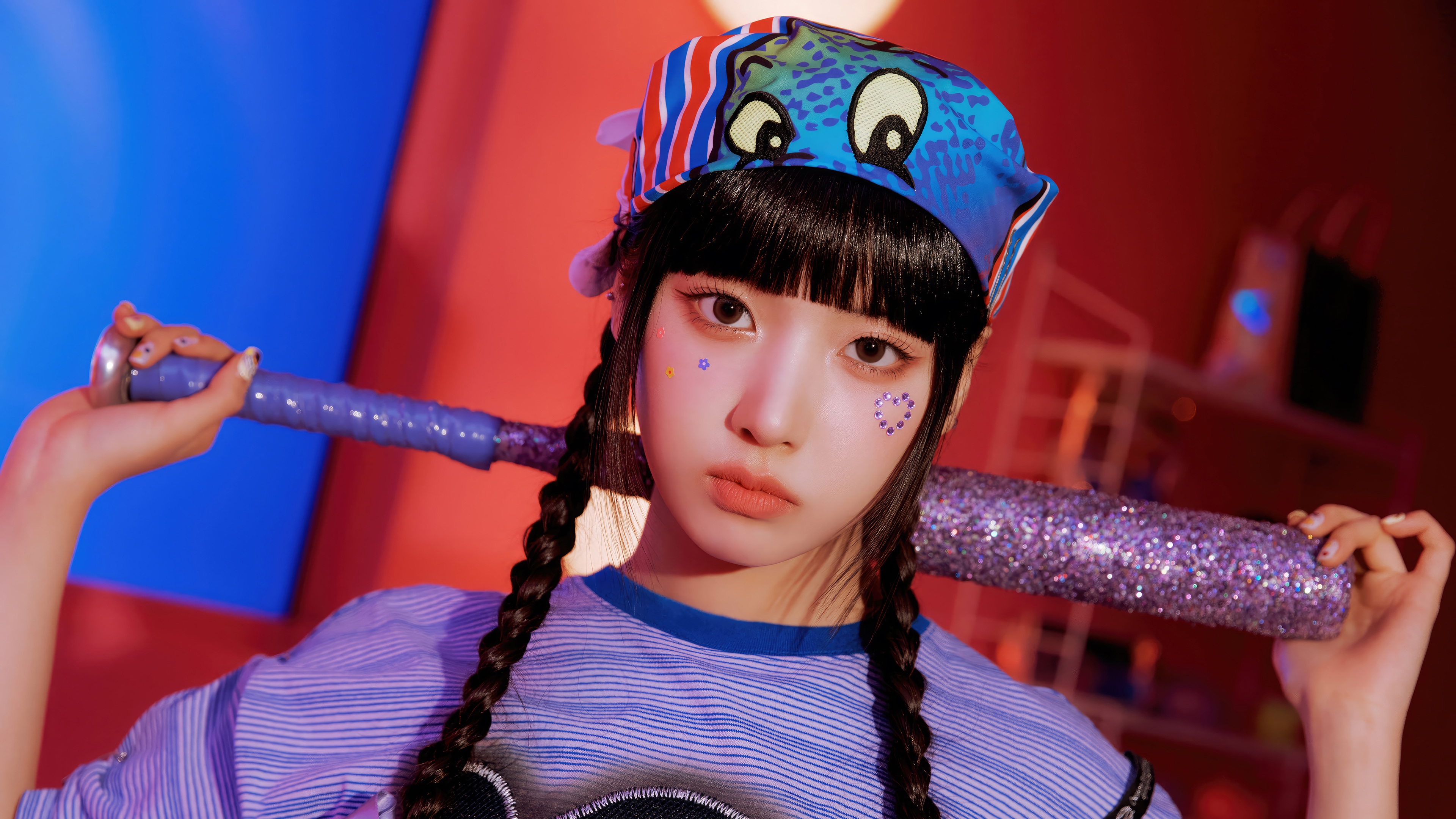 NMIXX Jiwoo holding a baseball bat HD Wallpaper