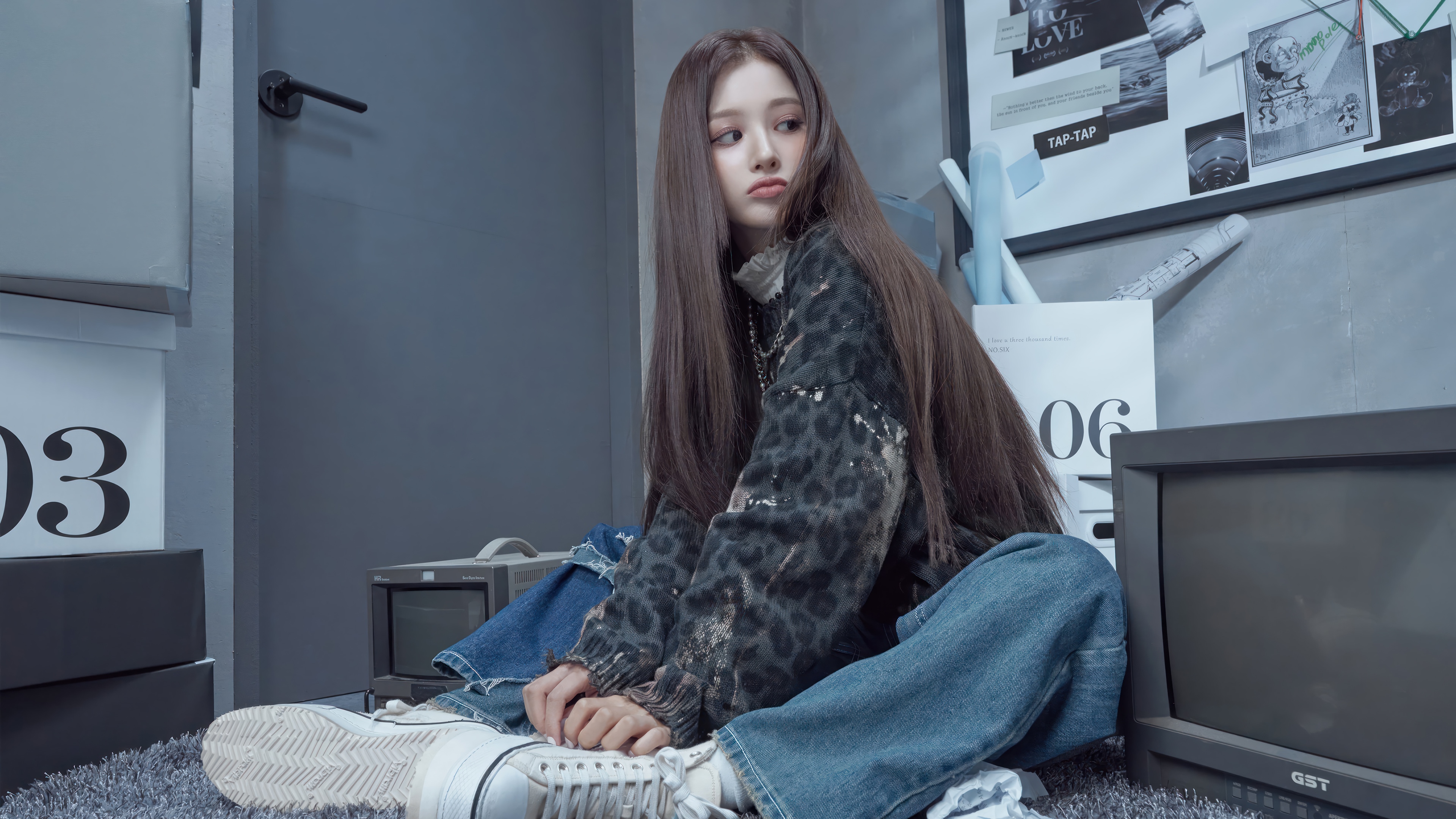 Sullyoon of NMIXX sitting on the floor with vintage electronics HD Wallpaper