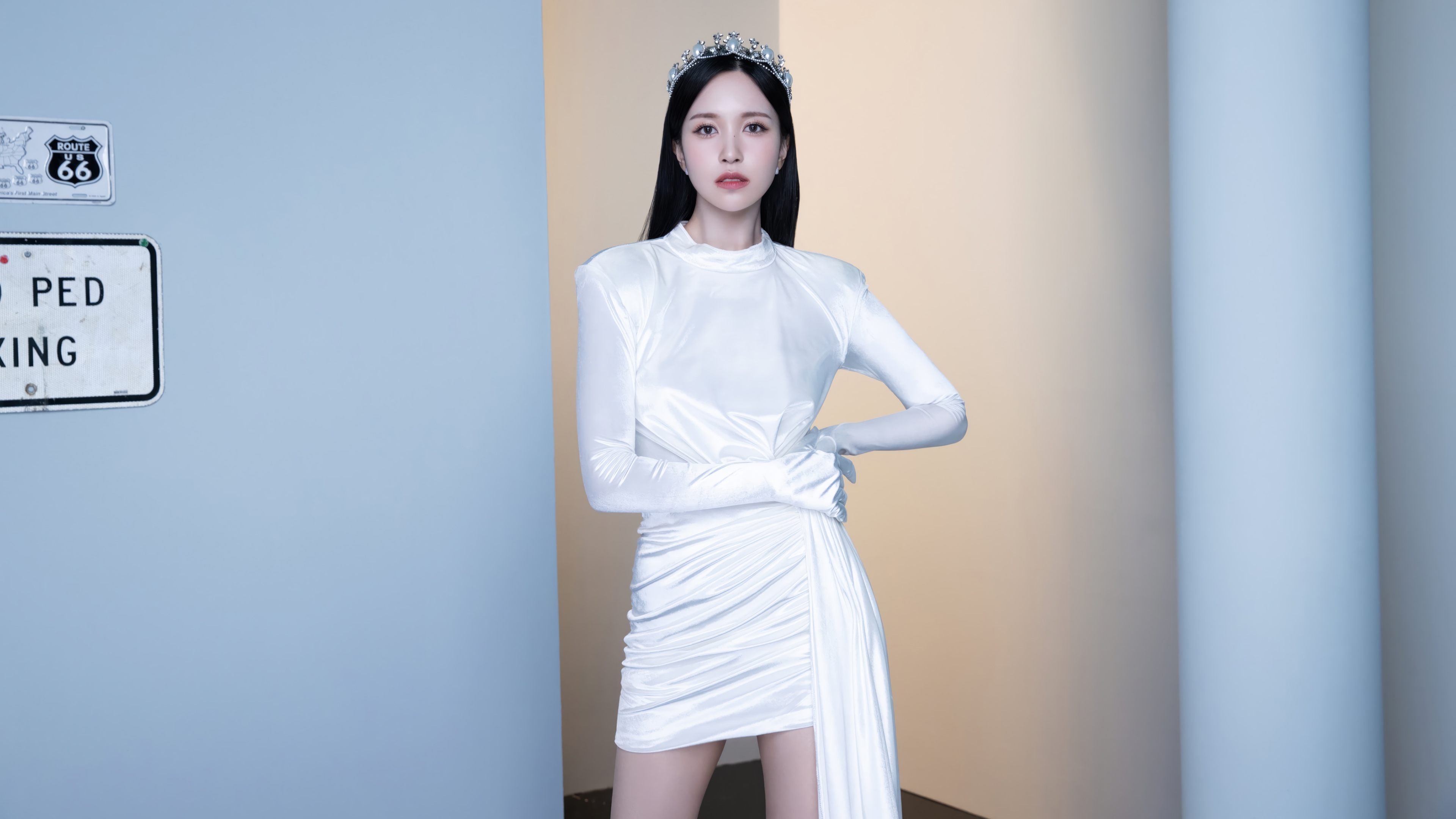 Mina wearing a white dress and tiara HD Wallpaper