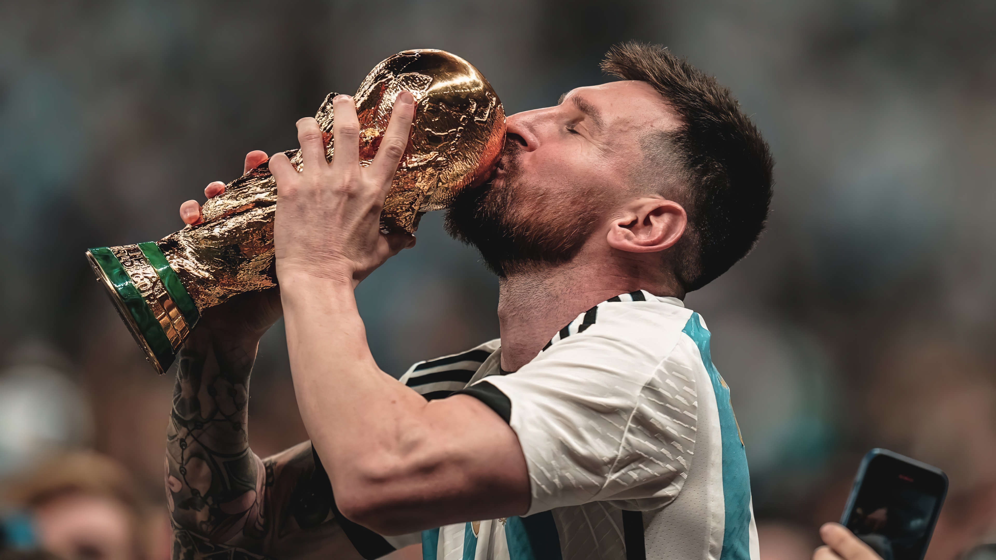 Lionel Messi kisses the FIFA World Cup trophy HD Wallpaper