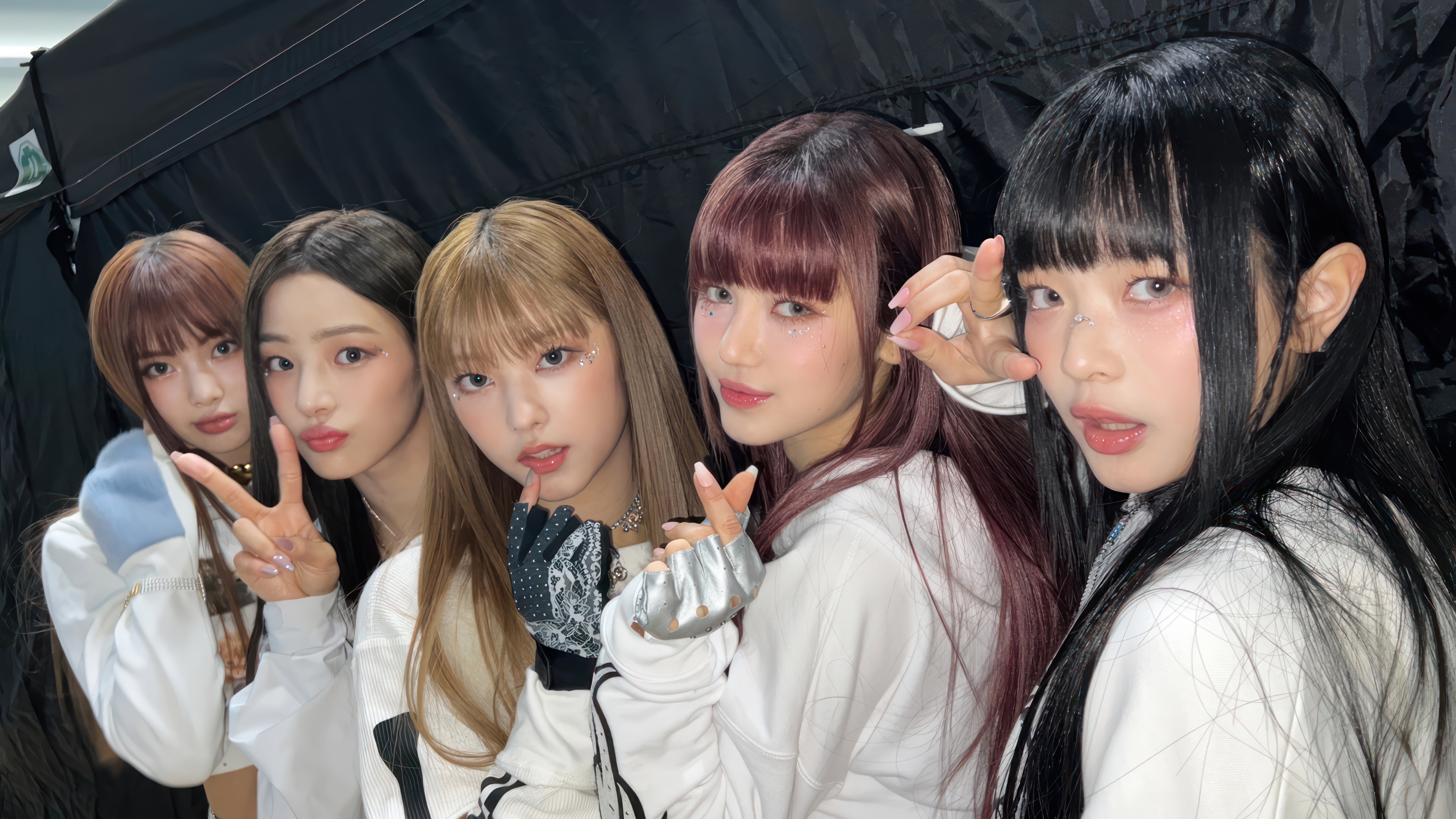 NewJeans members posing for a photo HD Wallpaper