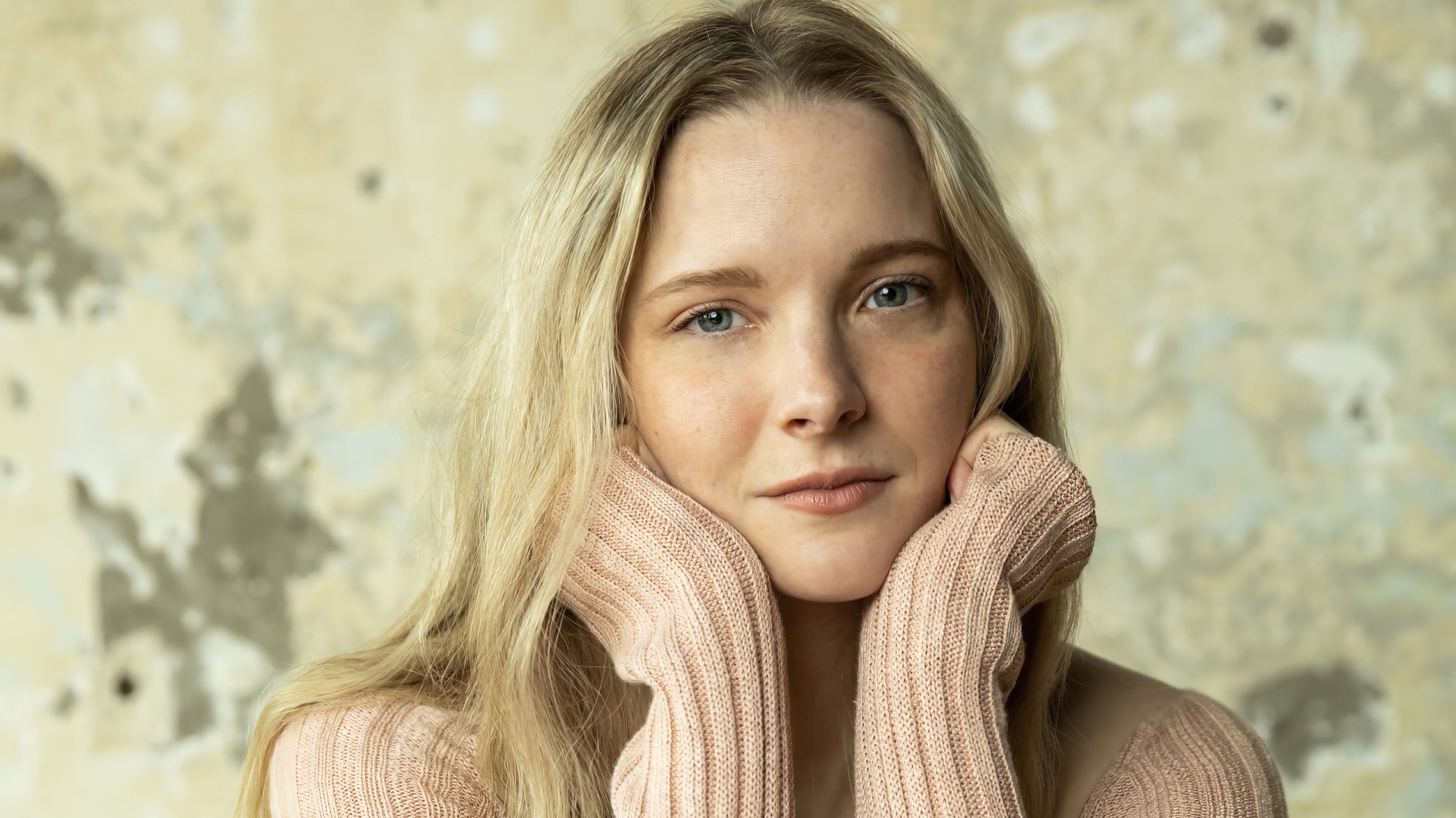 Blonde woman with blue eyes HD Wallpaper
