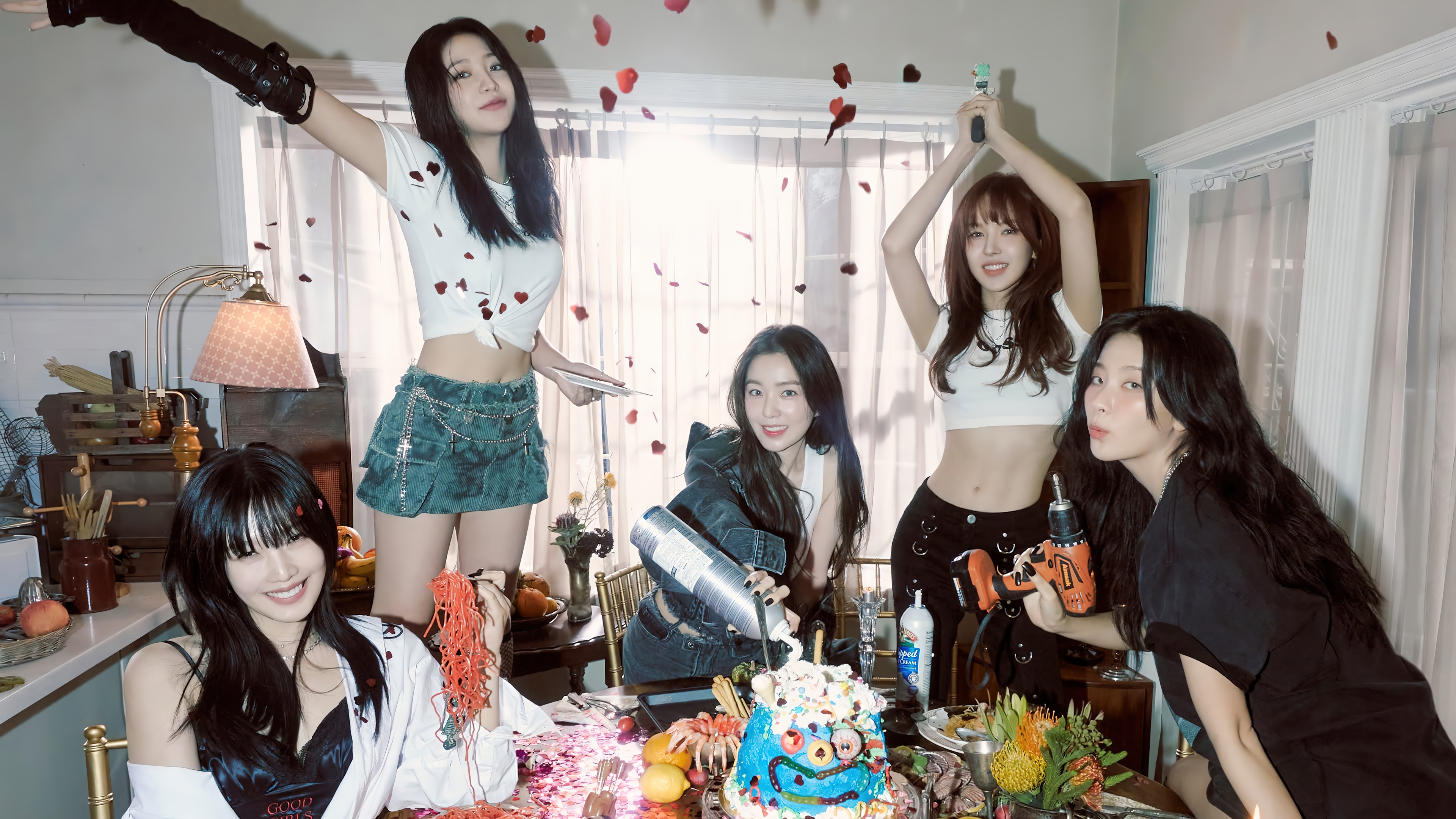 Red Velvet girls celebrating a birthday with a cake HD Wallpaper