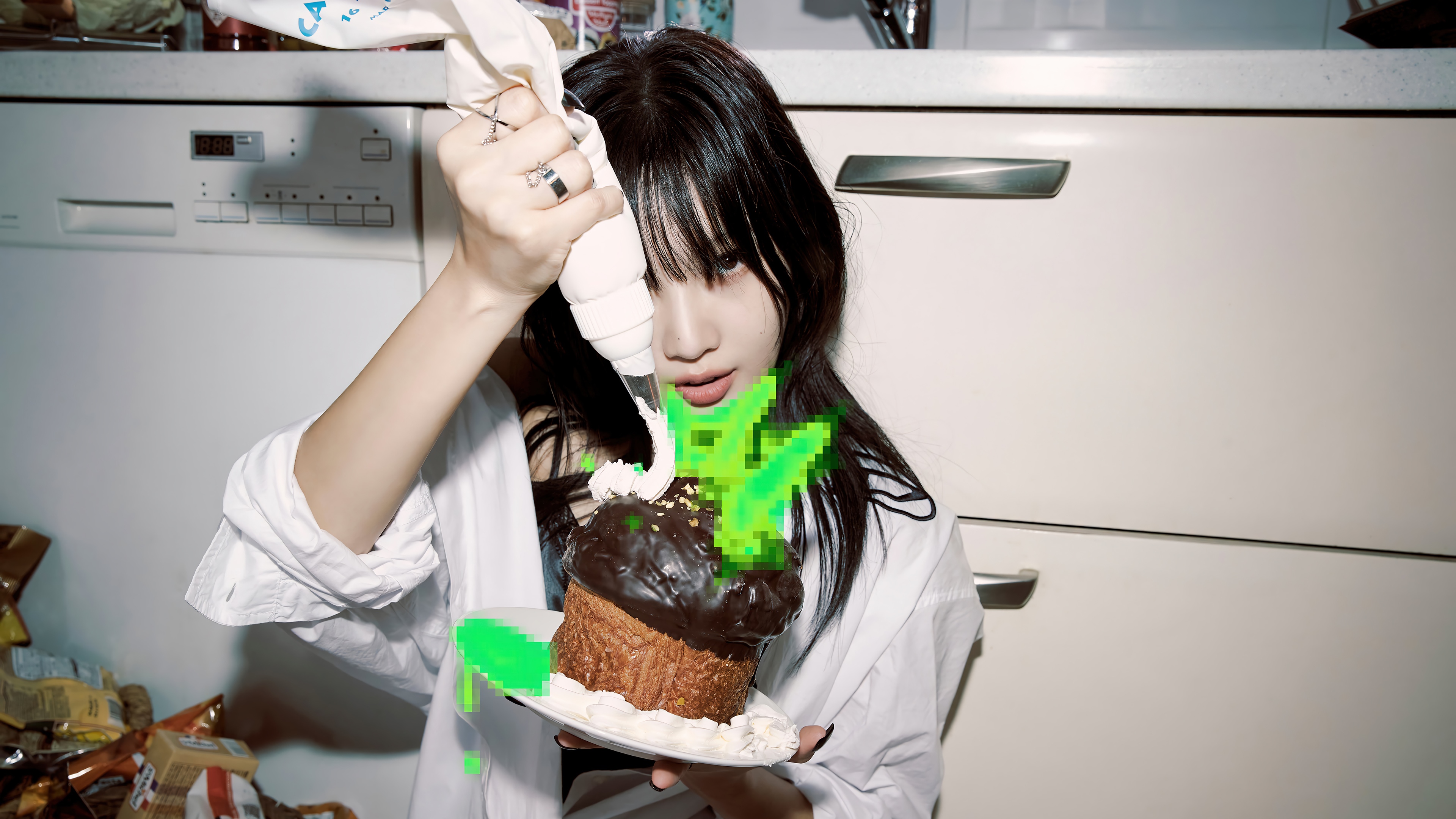 Joy from Red Velvet decorating a cake HD Wallpaper