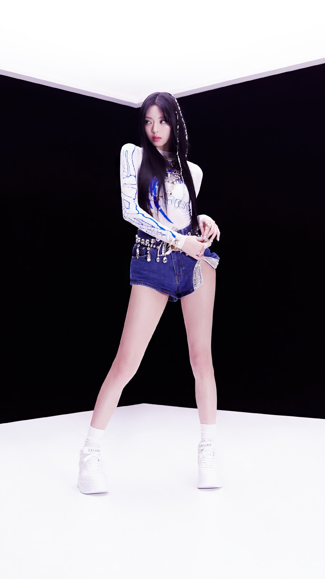 Yuna from ITZY in denim shorts and white top HD Phone Wallpaper