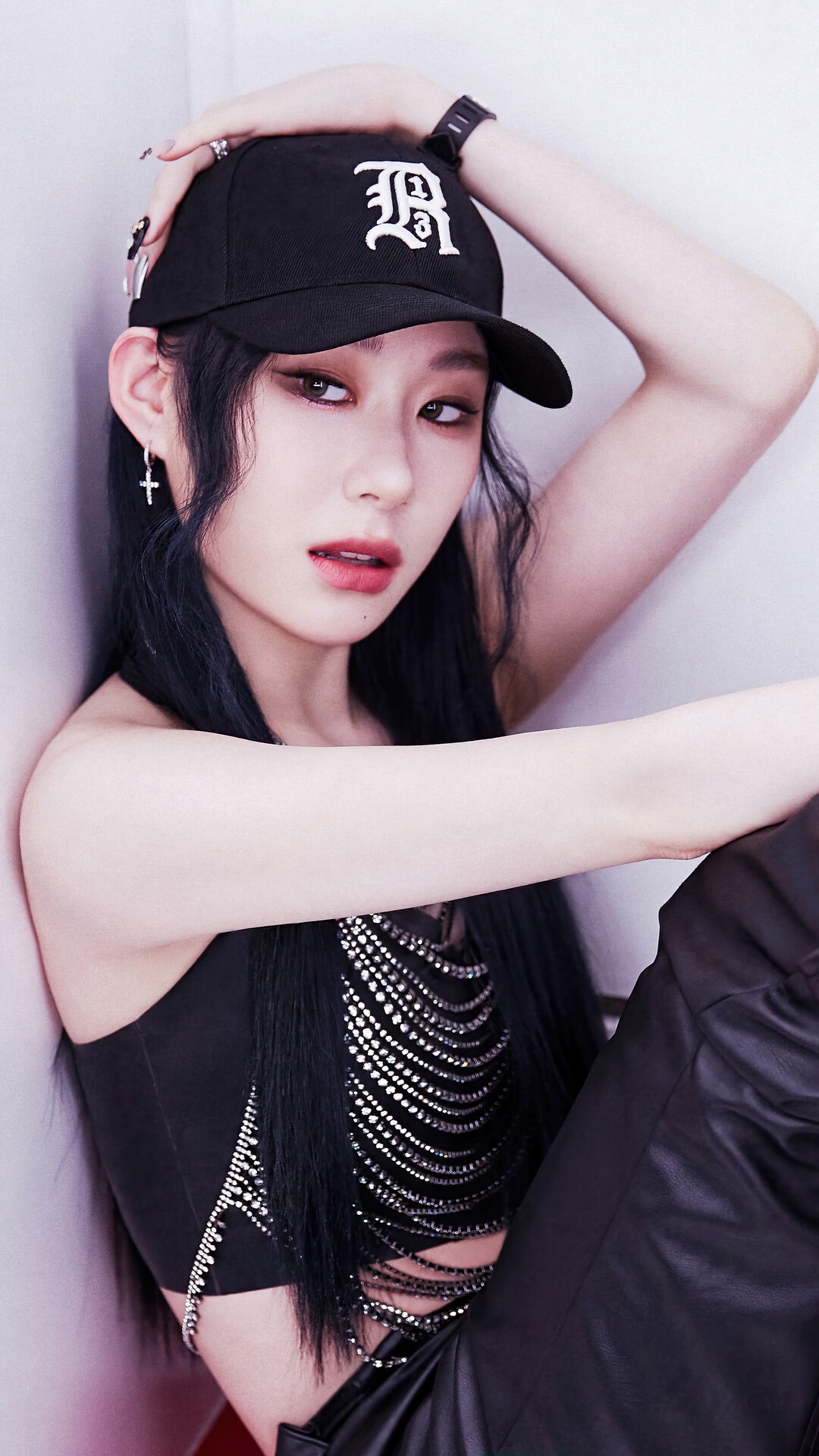 Chaeryeong from ITZY wearing a black baseball cap HD Phone Wallpaper