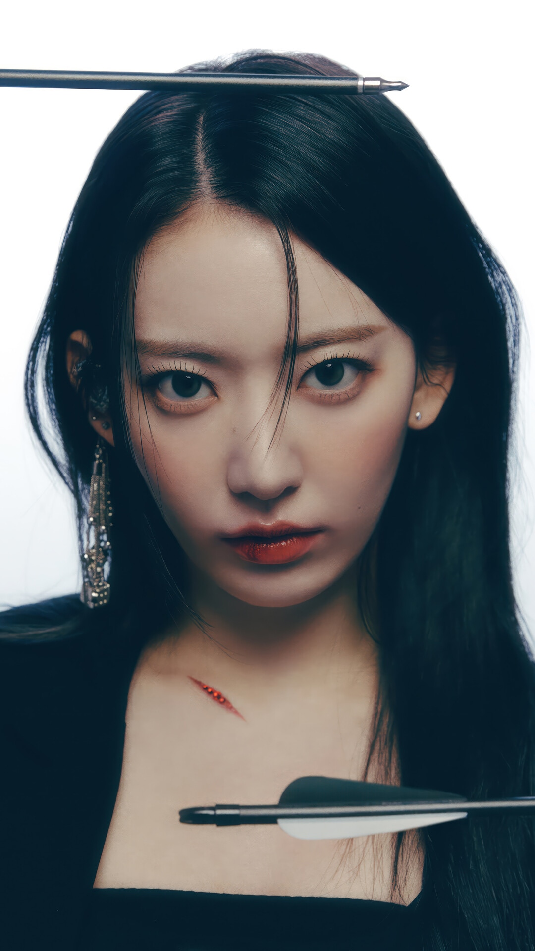 Miyawaki Sakura of LE SSERAFIM with arrows HD Phone Wallpaper