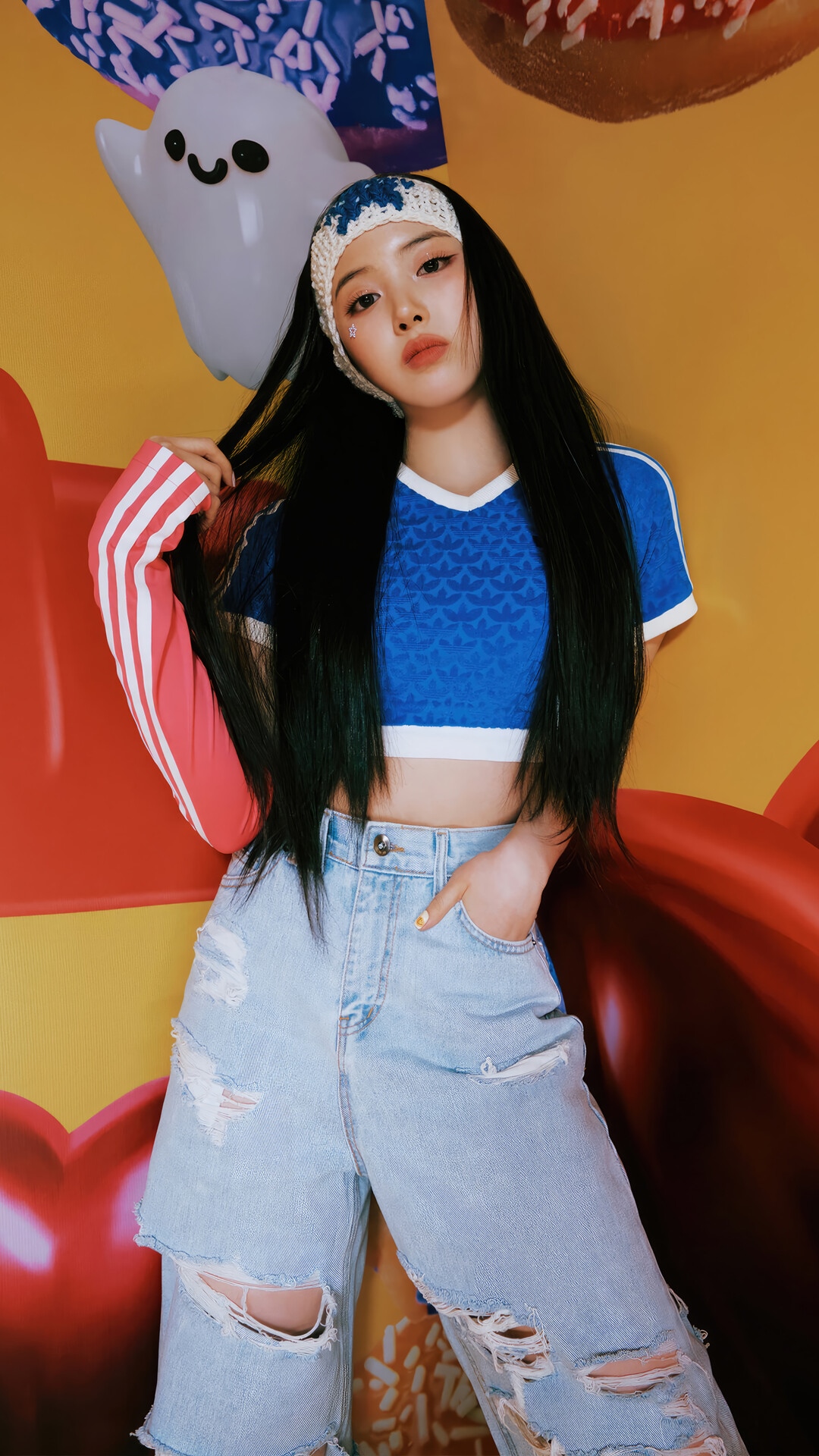 NMIXX's Jiwoo in a blue crop top and ripped jeans HD Phone Wallpaper