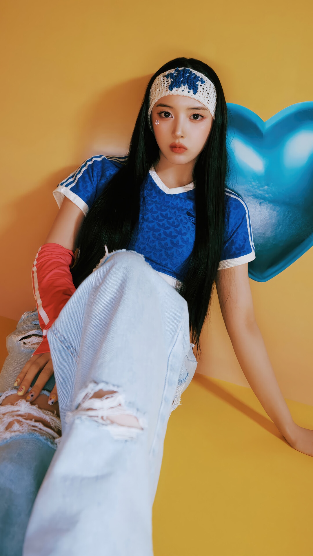 NMIXX Jiwoo in blue Adidas-style top and ripped jeans HD Phone Wallpaper