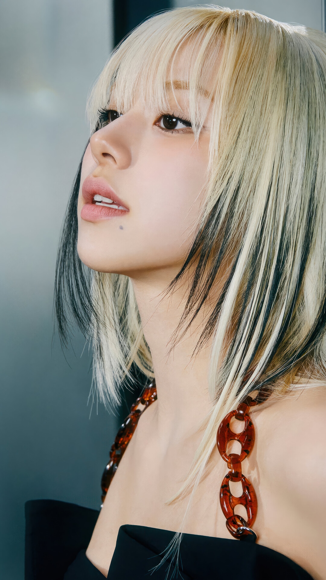 Chaeyoung from TWICE with blonde and black hair HD Phone Wallpaper