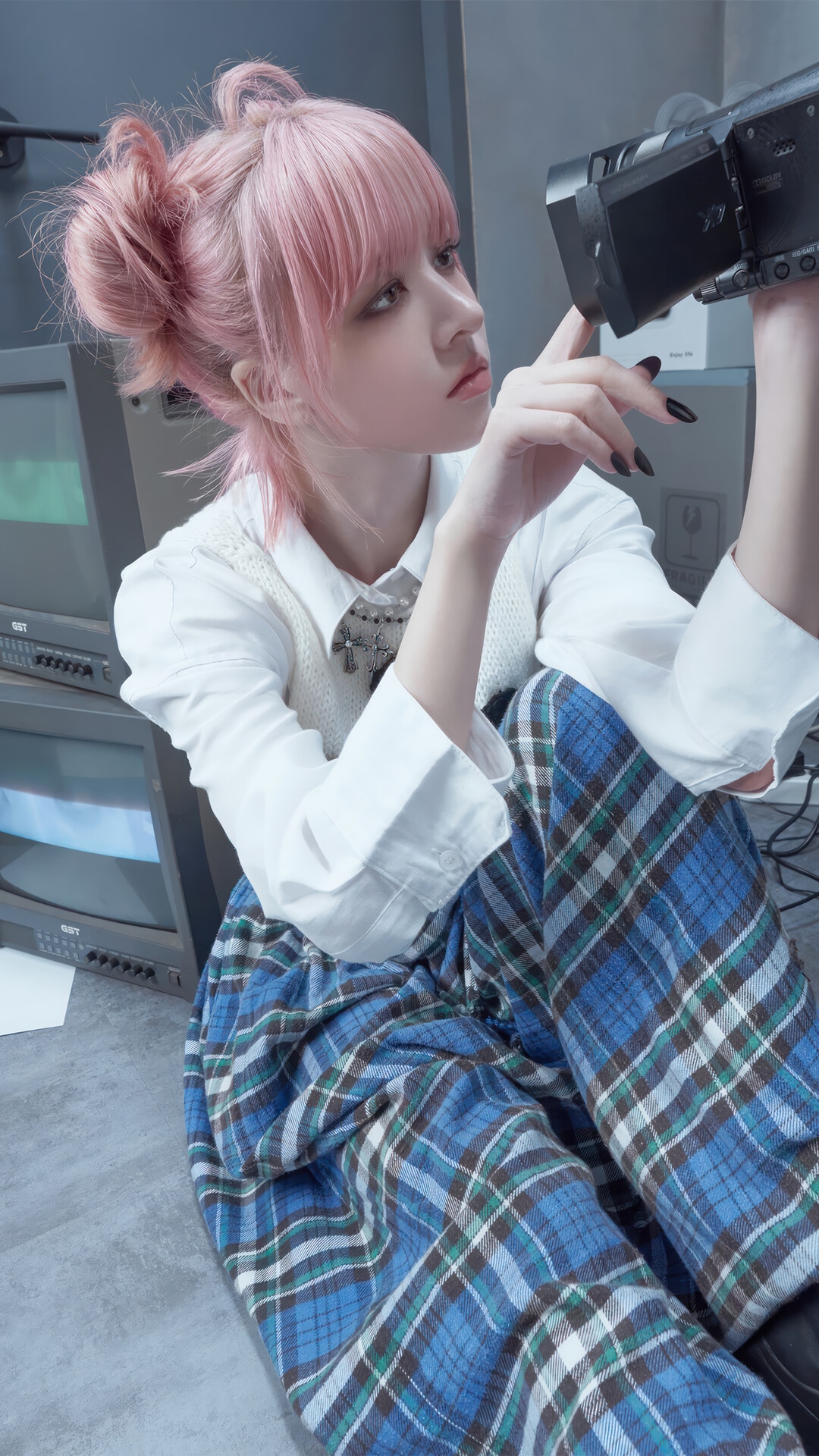 NMIXX Lily with a vintage video camera HD Phone Wallpaper