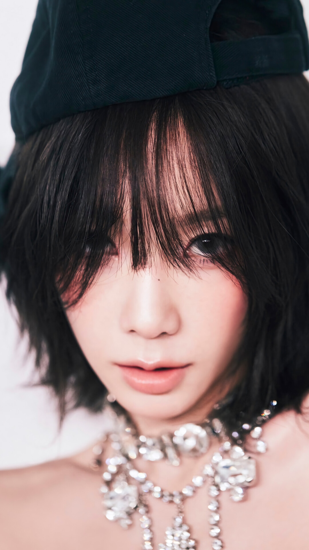 Taeyeon from GOT The Beat wearing a black cap and necklace HD Phone Wallpaper