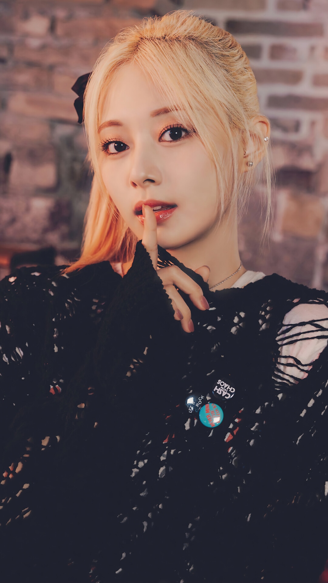Tzuyu from TWICE with blonde hair HD Phone Wallpaper