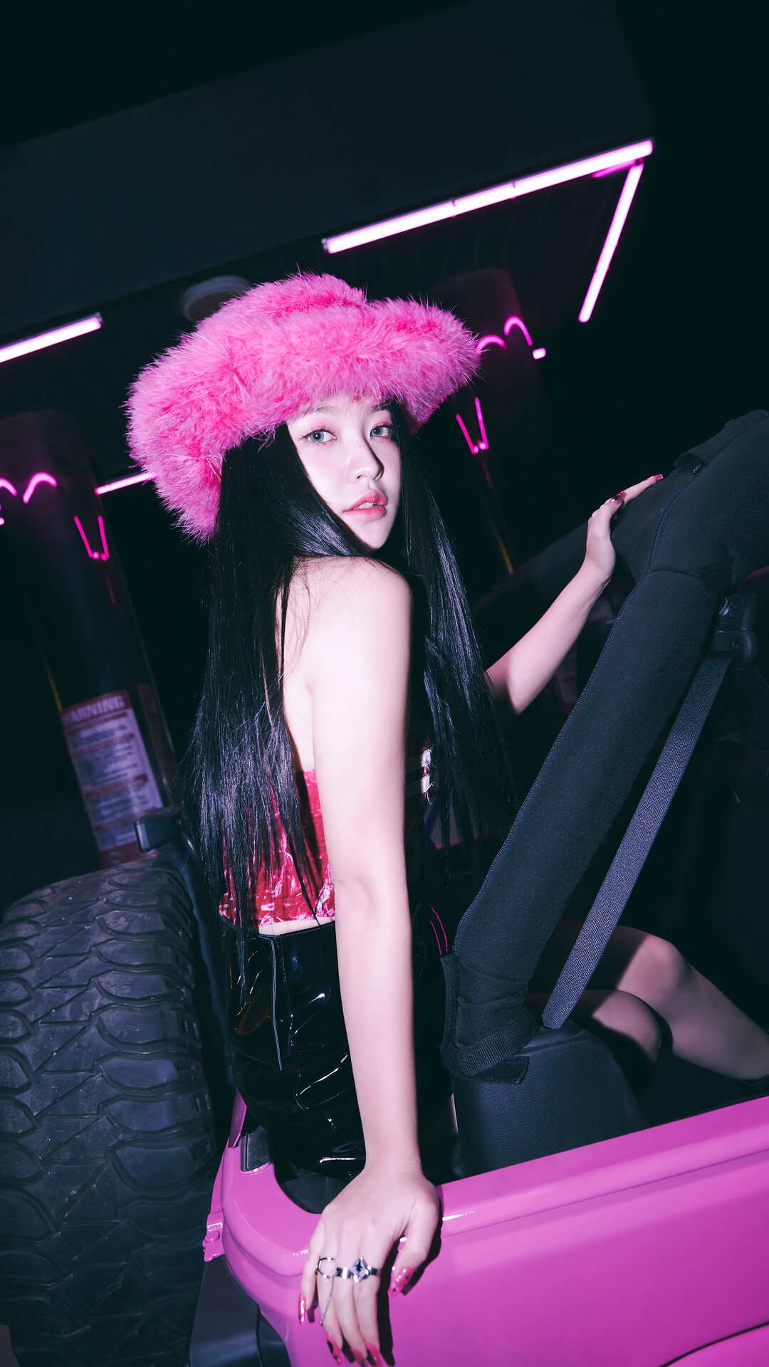 Yeri of Red Velvet in a pink fuzzy hat HD Phone Wallpaper
