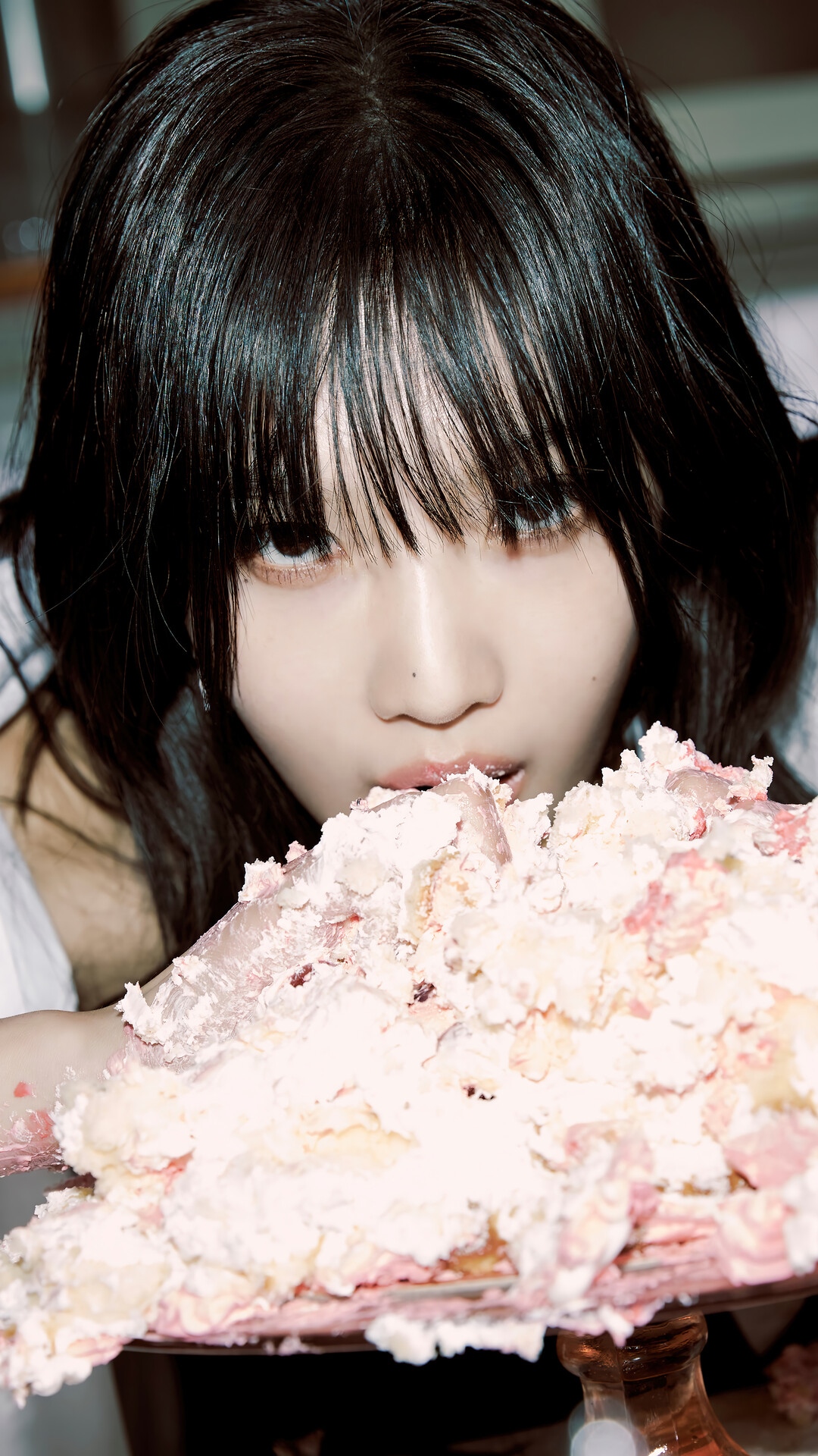 Joy from Red Velvet eating a messy cake HD Phone Wallpaper