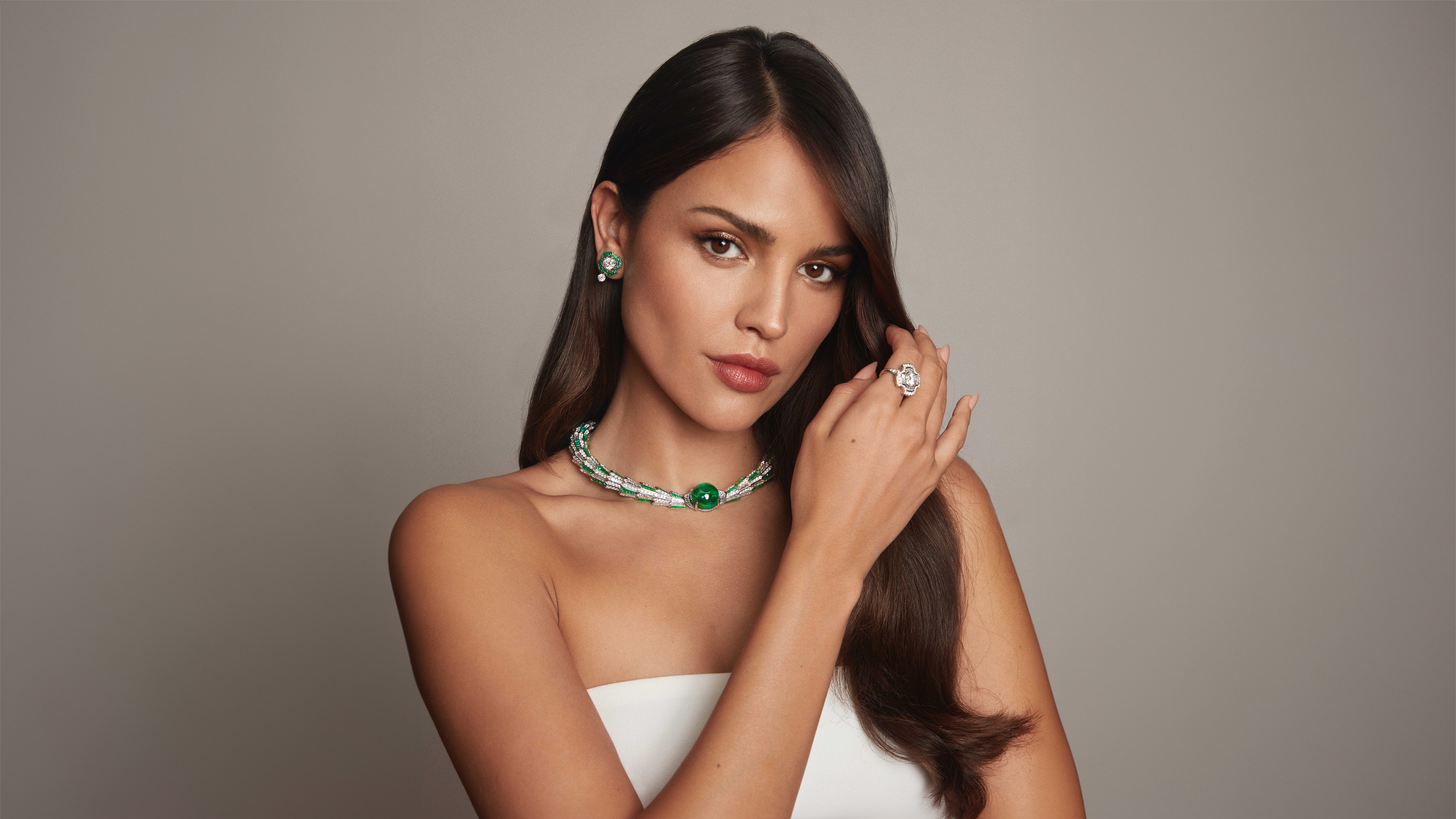 Eiza Gonzalez wearing emerald jewelry HD Wallpaper
