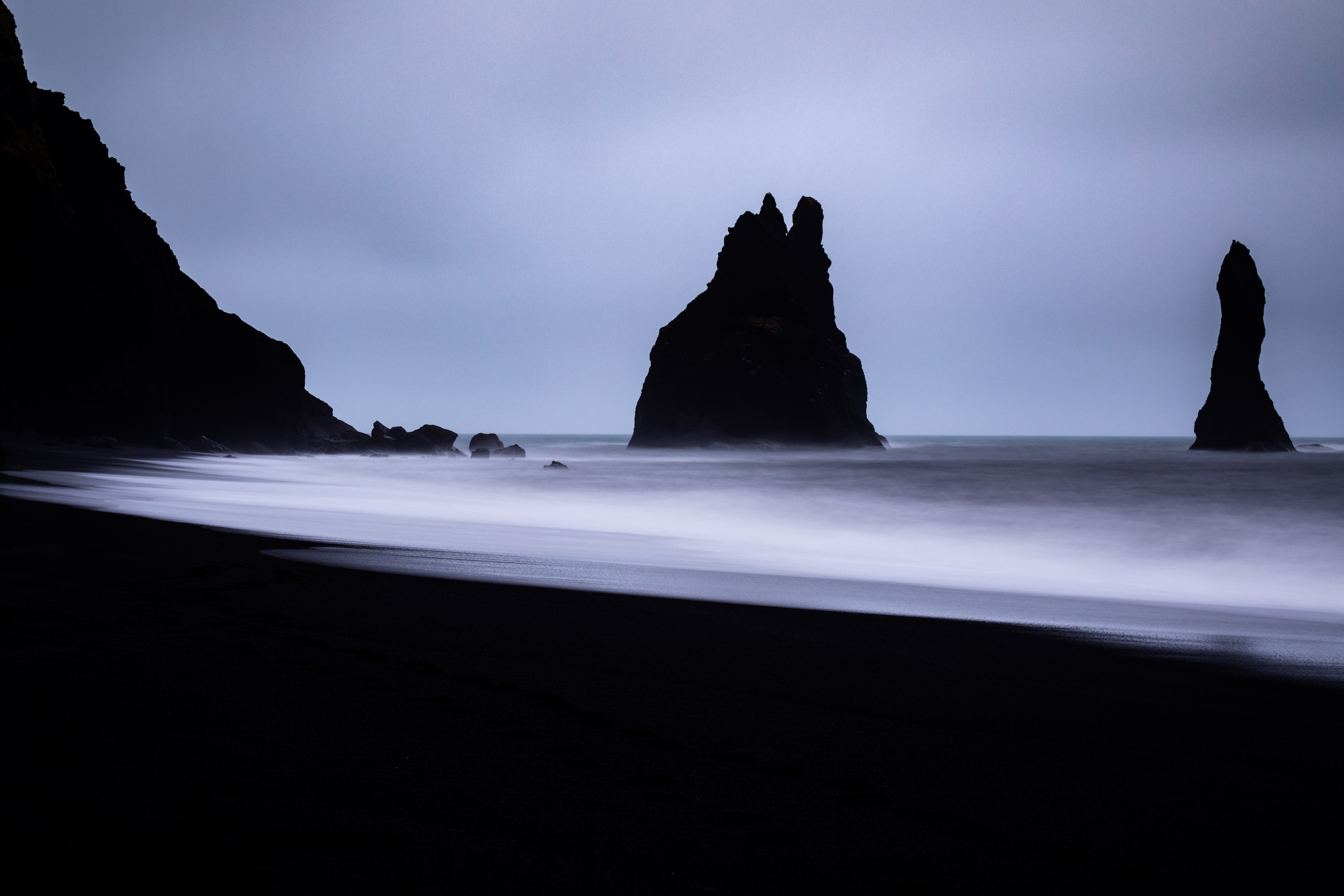 Black sand beach with rock formations in Iceland HD Wallpaper