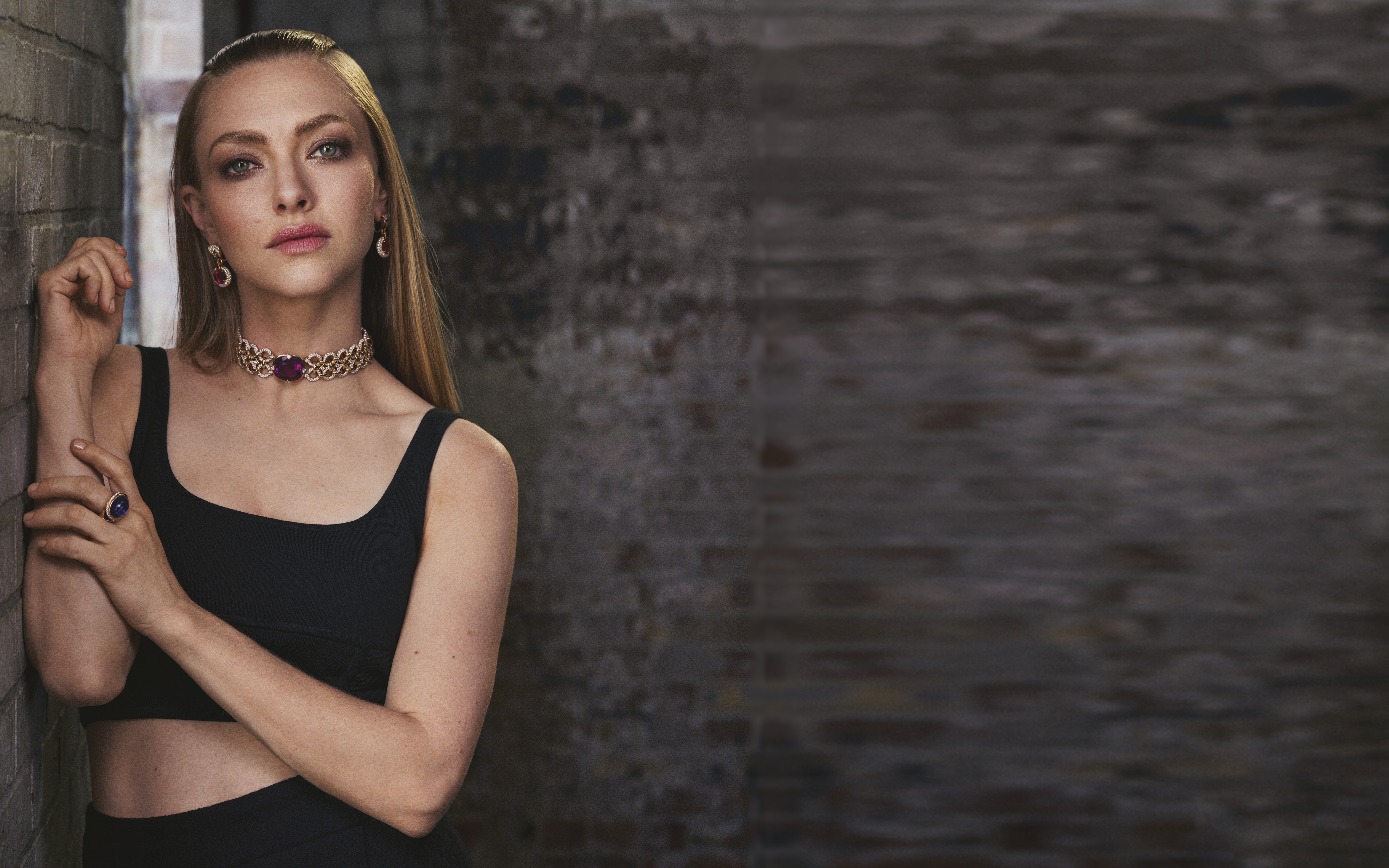 Amanda Seyfried wearing jewelry HD Wallpaper