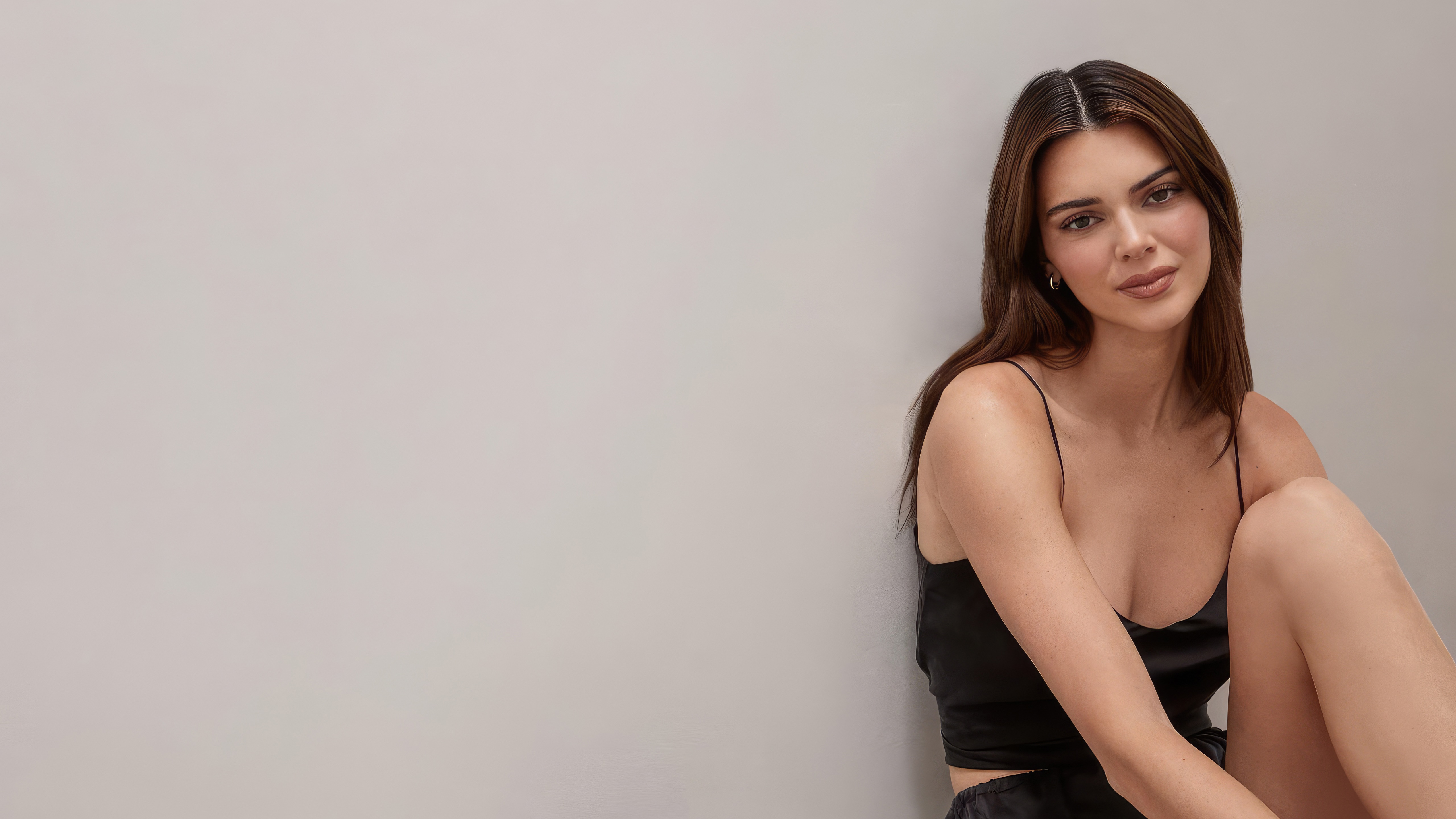 Kendall Jenner in black camisole and shorts HD Wallpaper