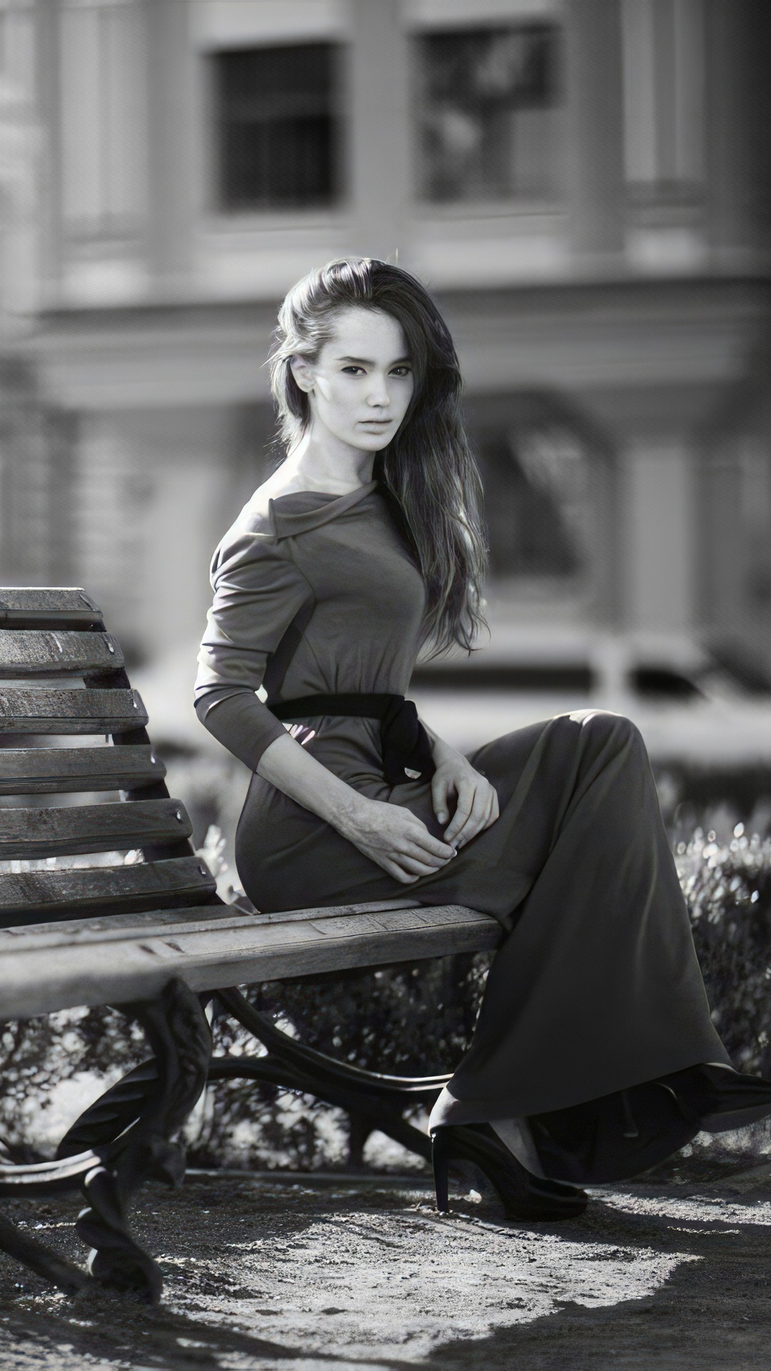 Monochrome portrait of a model in a dress HD Phone Wallpaper