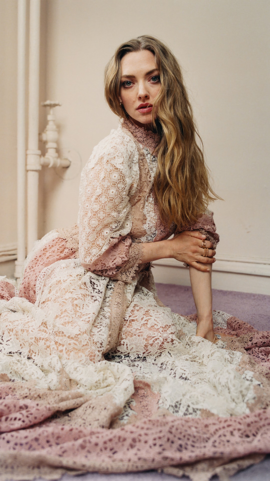 Amanda Seyfried in a lace dress HD Phone Wallpaper